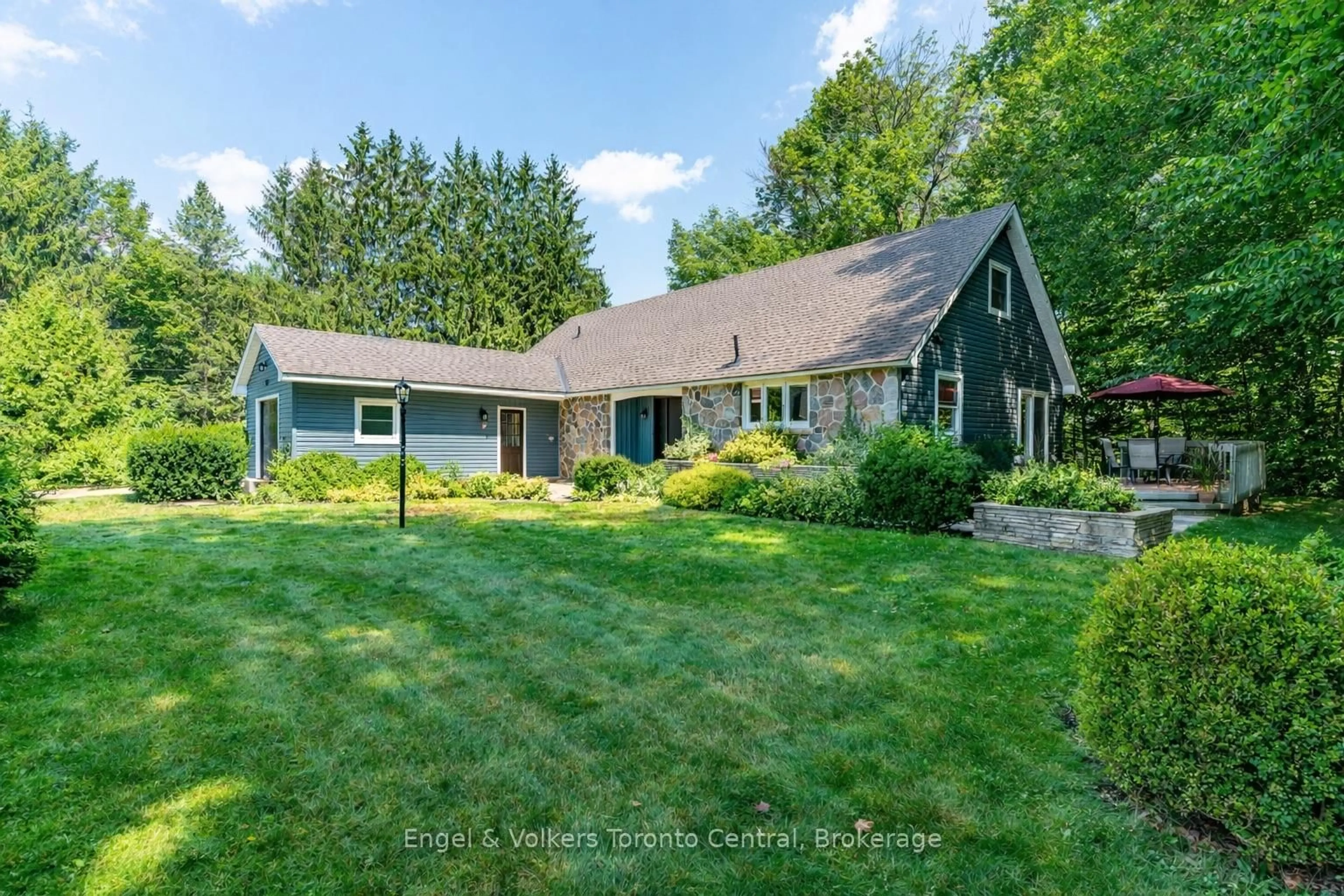 A pic from outside/outdoor area/front of a property/back of a property/a pic from drone, street for 435 4TH Ave, Owen Sound Ontario N4K 4V1