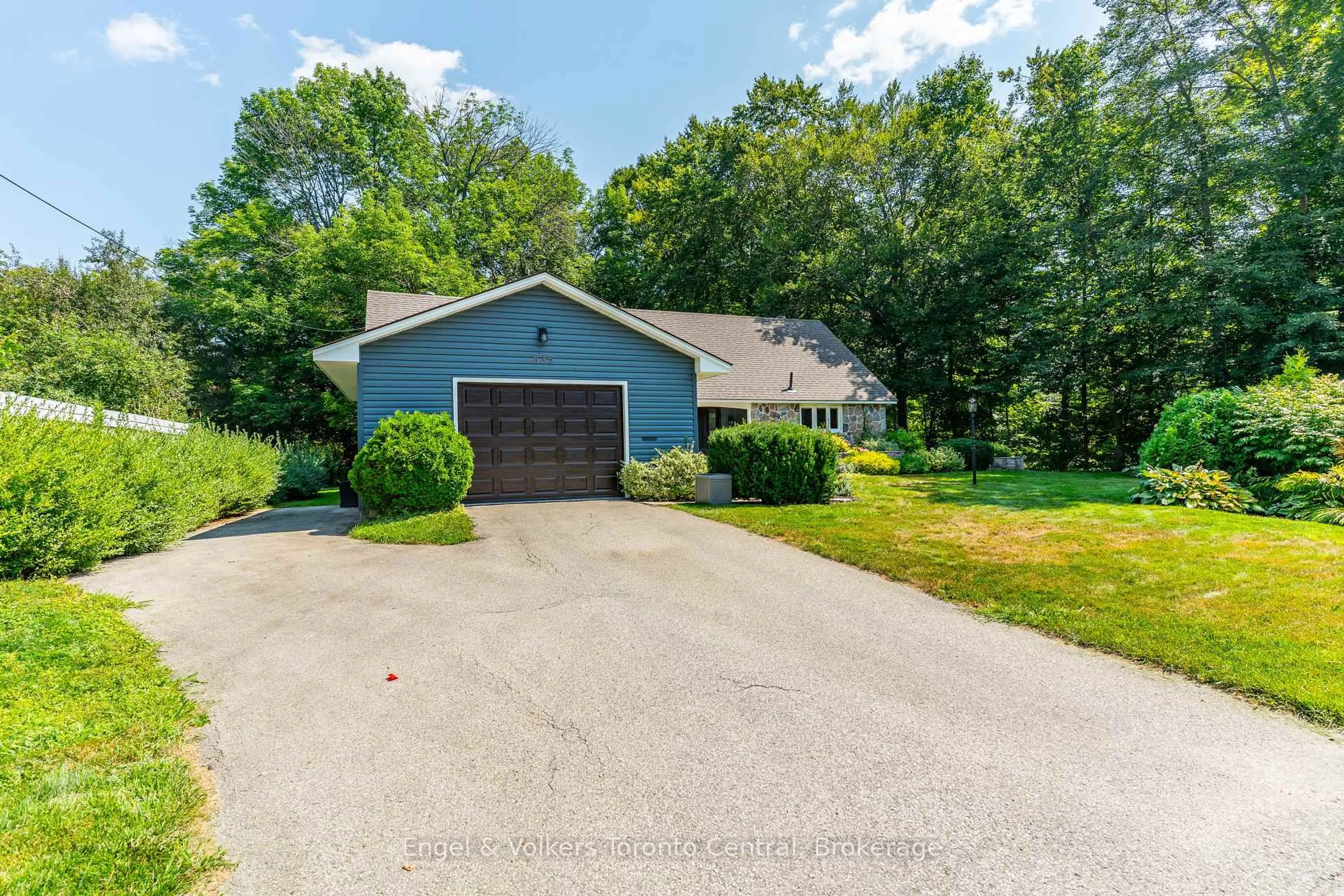 A pic from outside/outdoor area/front of a property/back of a property/a pic from drone, street for 435 4TH Ave, Owen Sound Ontario N4K 4V1