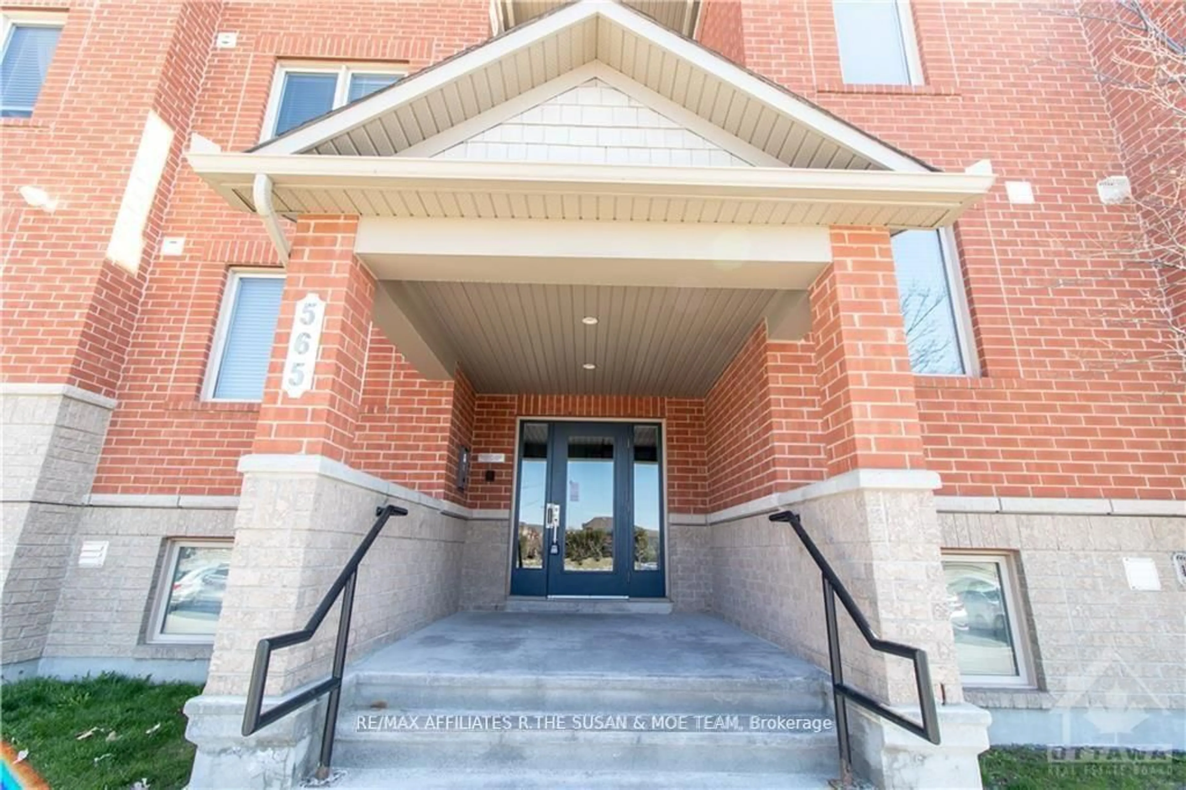 Indoor foyer for 565 Stonefield Private #8, Ottawa Ontario K2G 4R6