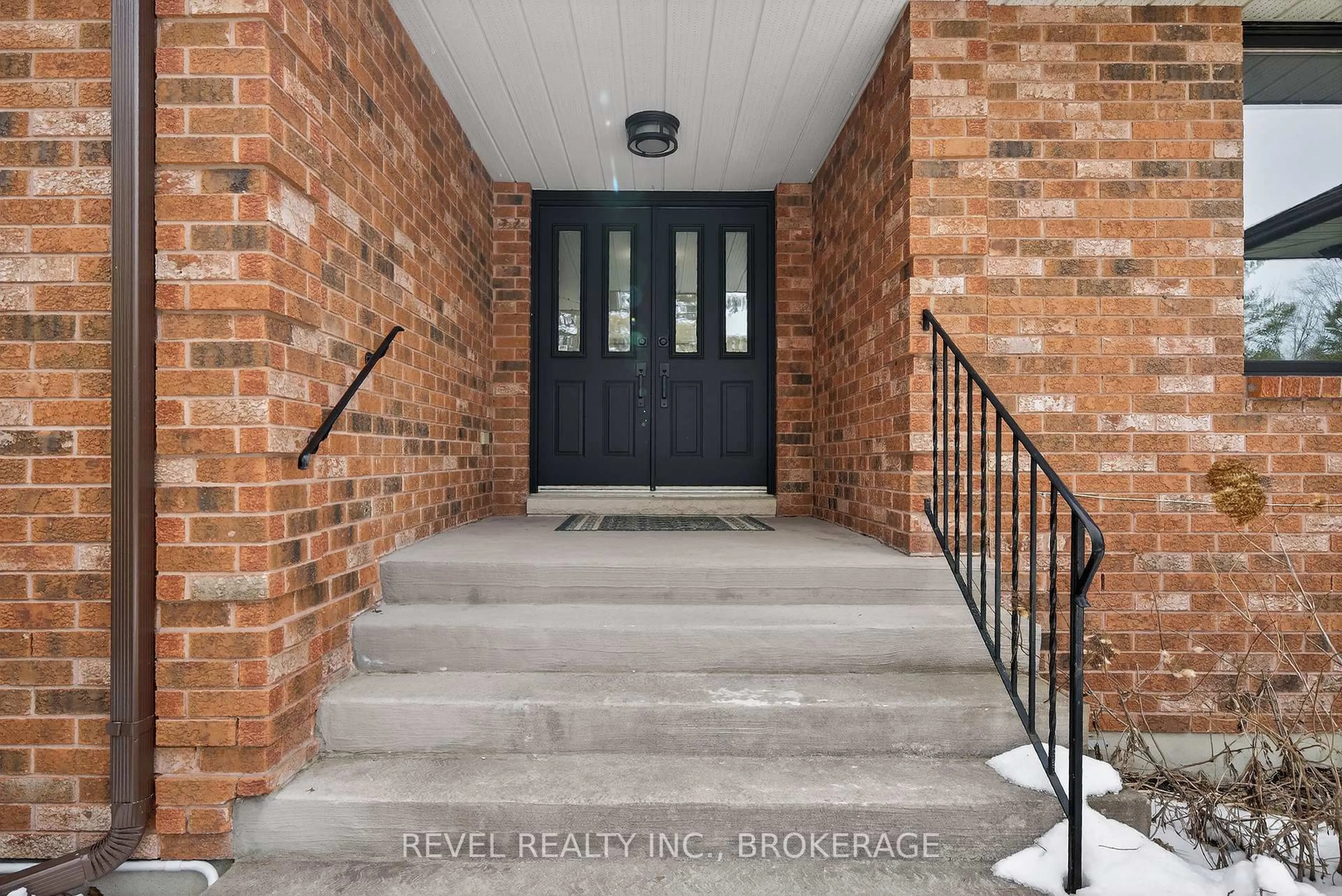 Indoor entryway for 2015 Rosedale Dr, Kingston Ontario K0H 1S0