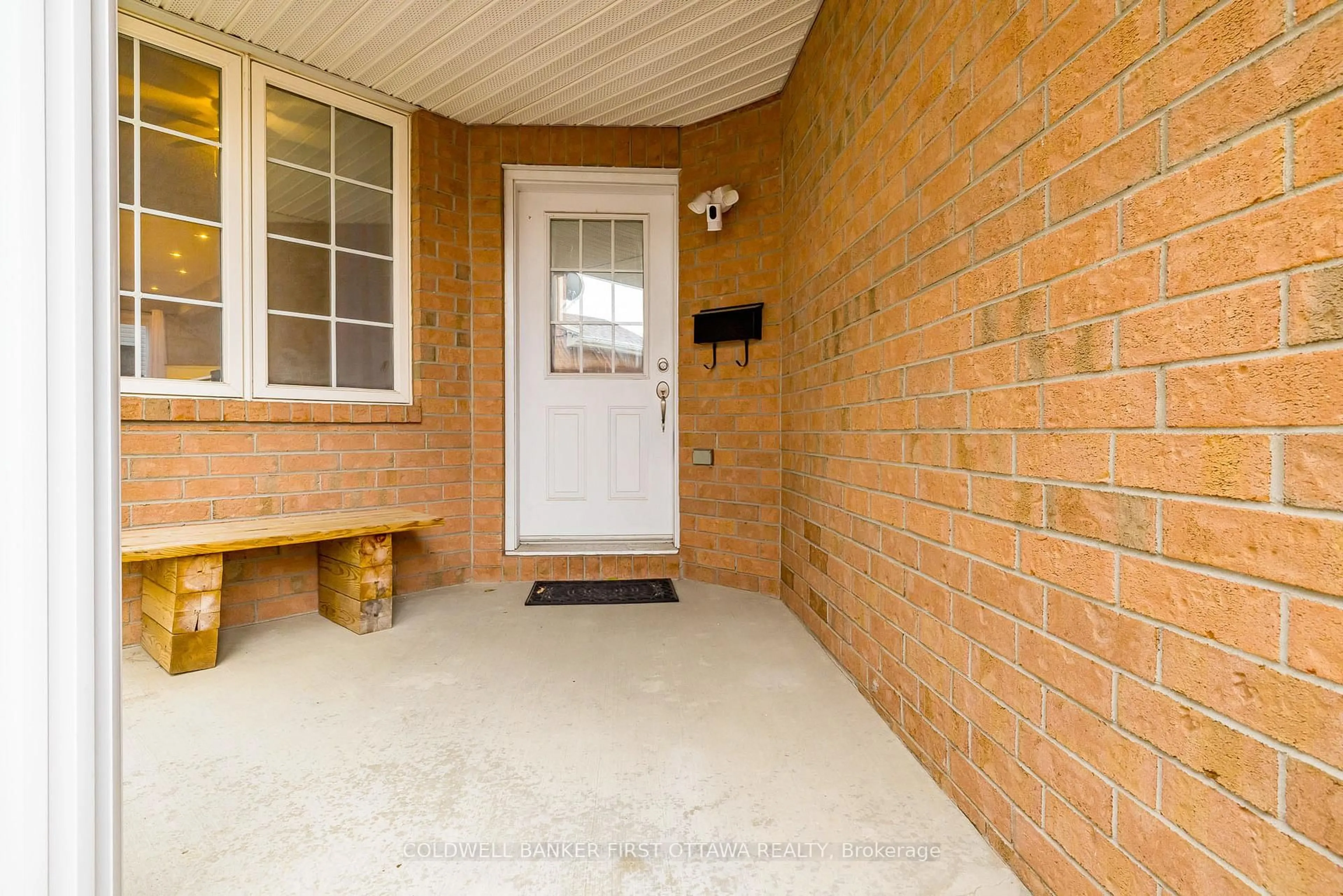 Indoor entryway for 92 DEERFOX Dr, Ottawa Ontario K2J 4W9