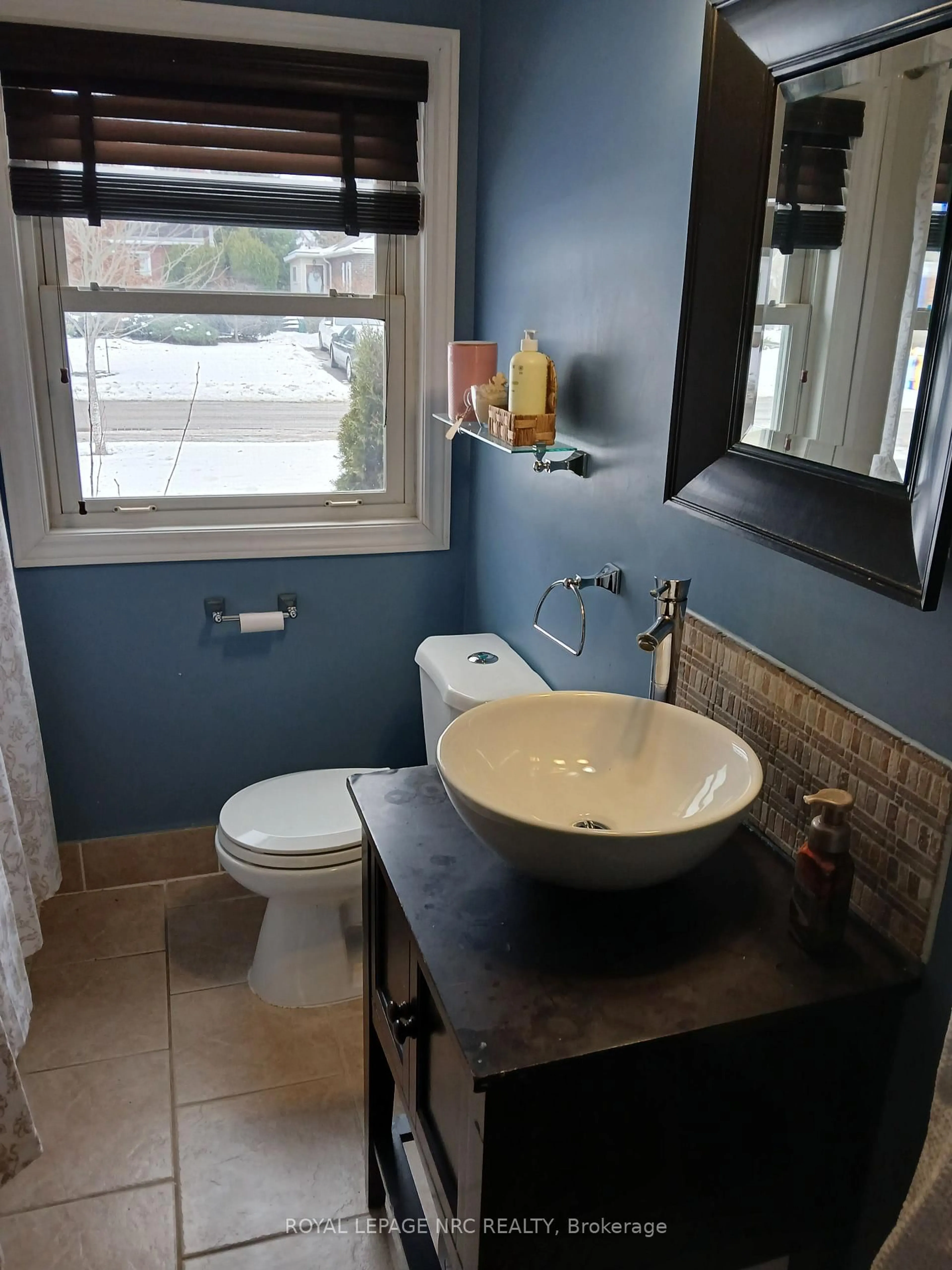 Standard bathroom, ceramic/tile floor for 246 Highland Ave, Fort Erie Ontario L2A 2X7