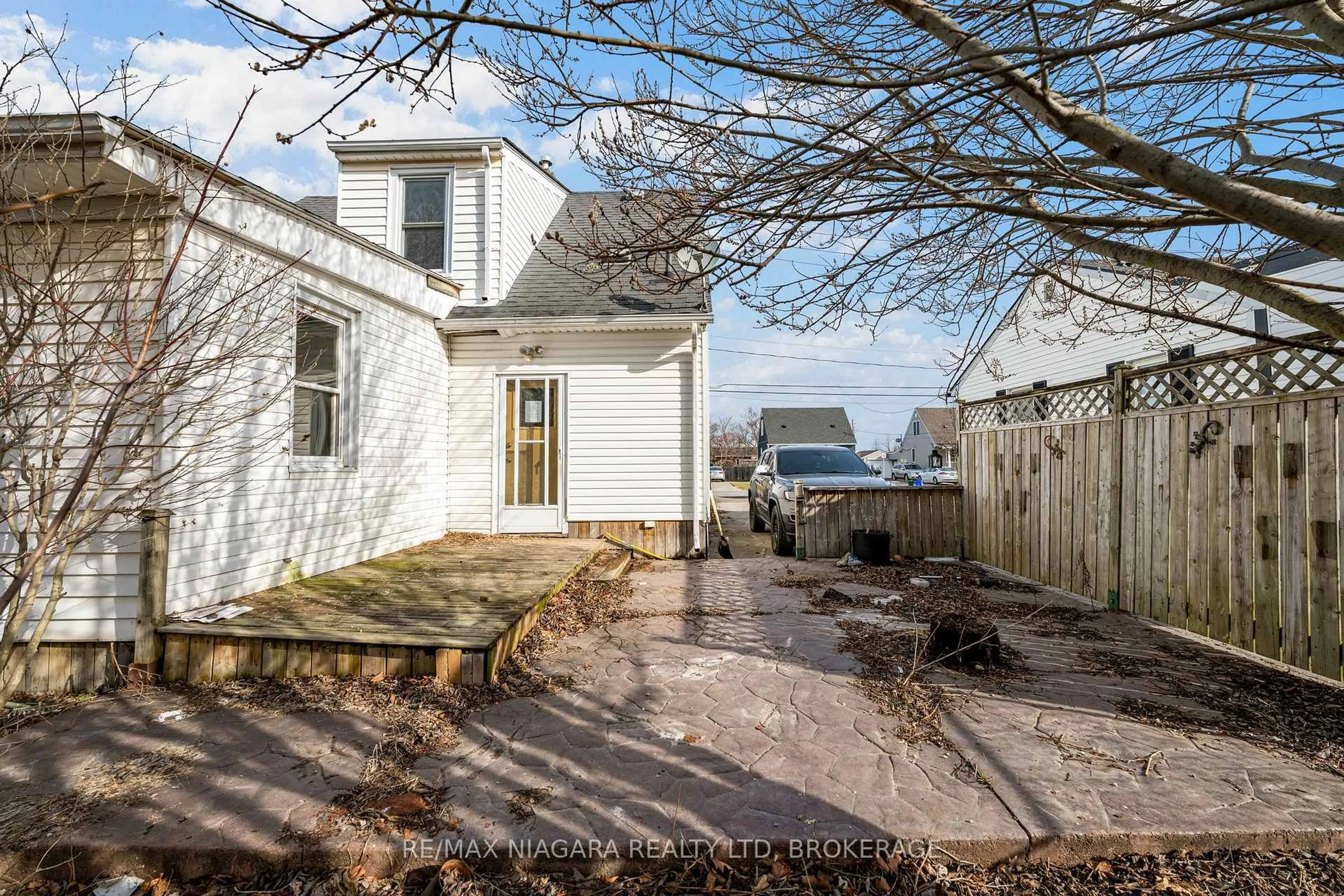 A pic from outside/outdoor area/front of a property/back of a property/a pic from drone, street for 12 Admiral Rd, St. Catharines Ontario L2P 1G5