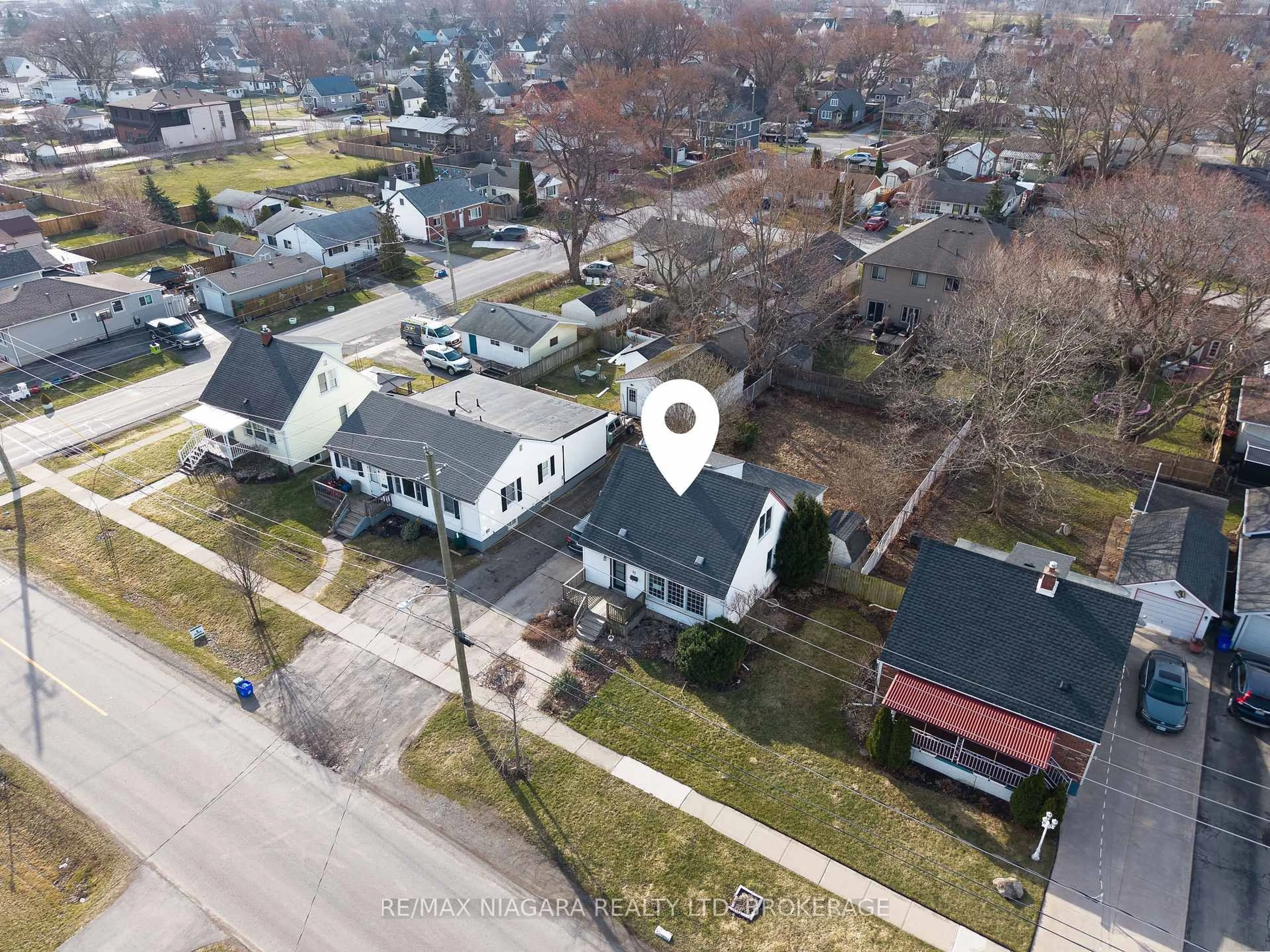 A pic from outside/outdoor area/front of a property/back of a property/a pic from drone, street for 12 Admiral Rd, St. Catharines Ontario L2P 1G5