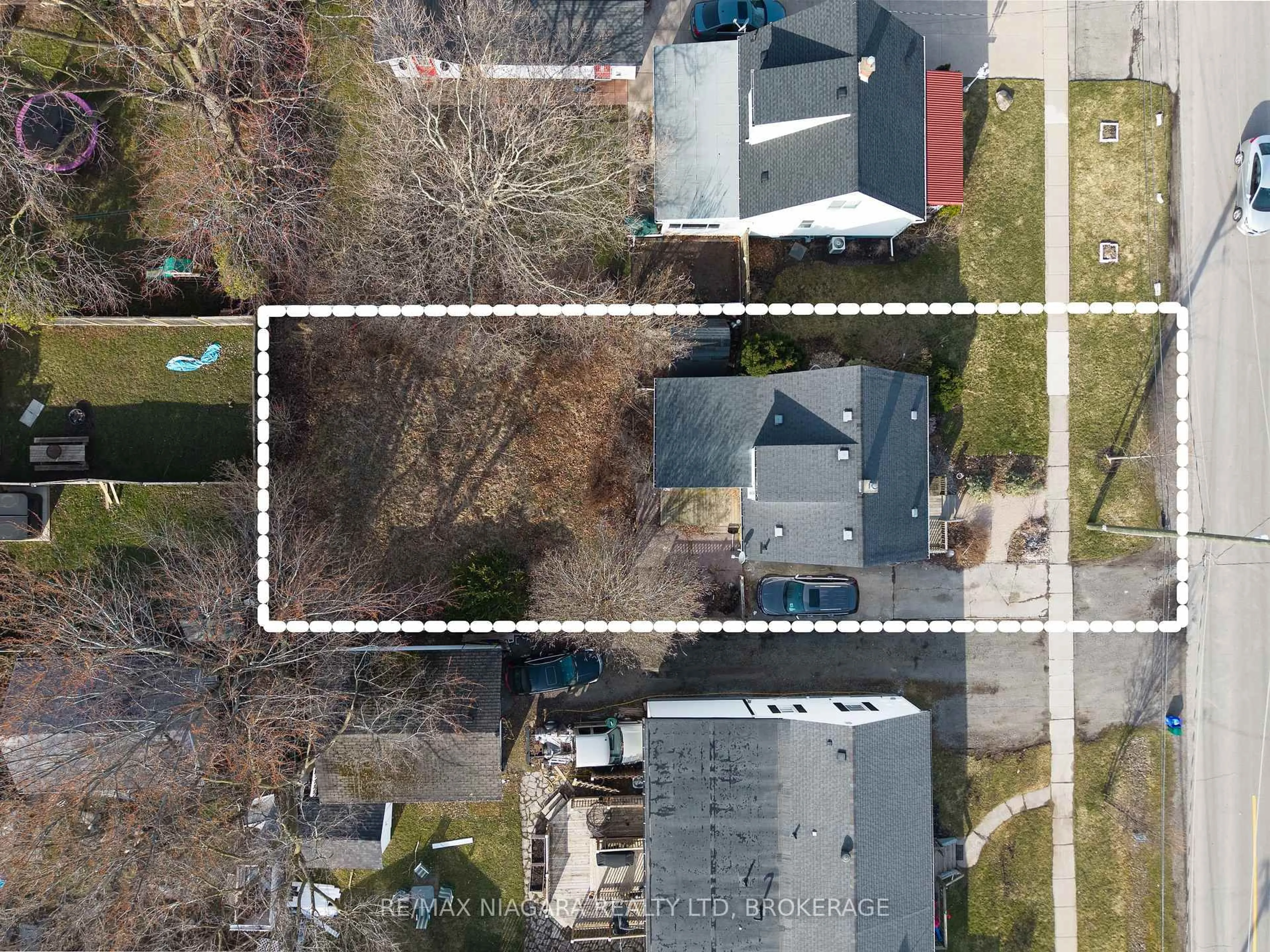 A pic from outside/outdoor area/front of a property/back of a property/a pic from drone, street for 12 Admiral Rd, St. Catharines Ontario L2P 1G5