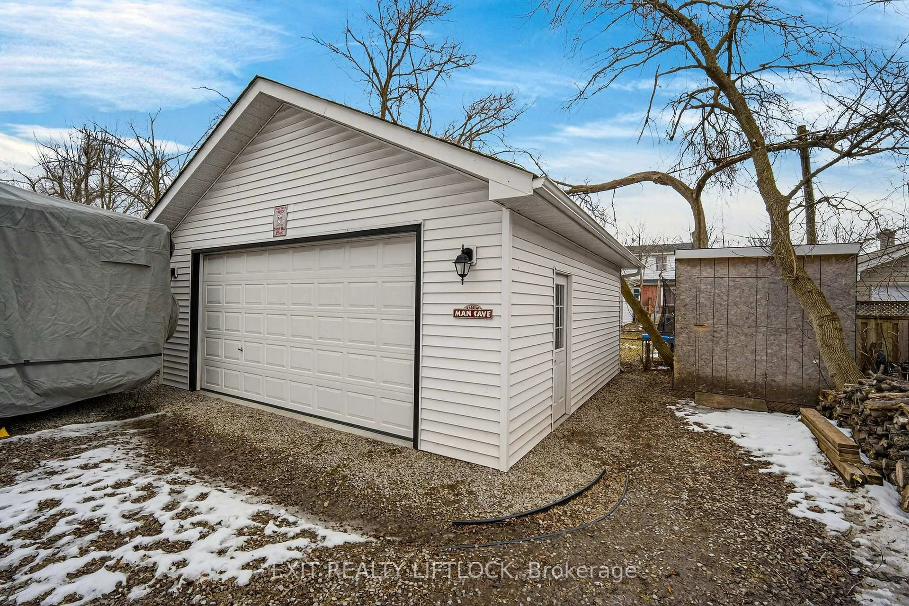 Indoor garage for 709 Orpington Rd, Peterborough Ontario K9J 4A5