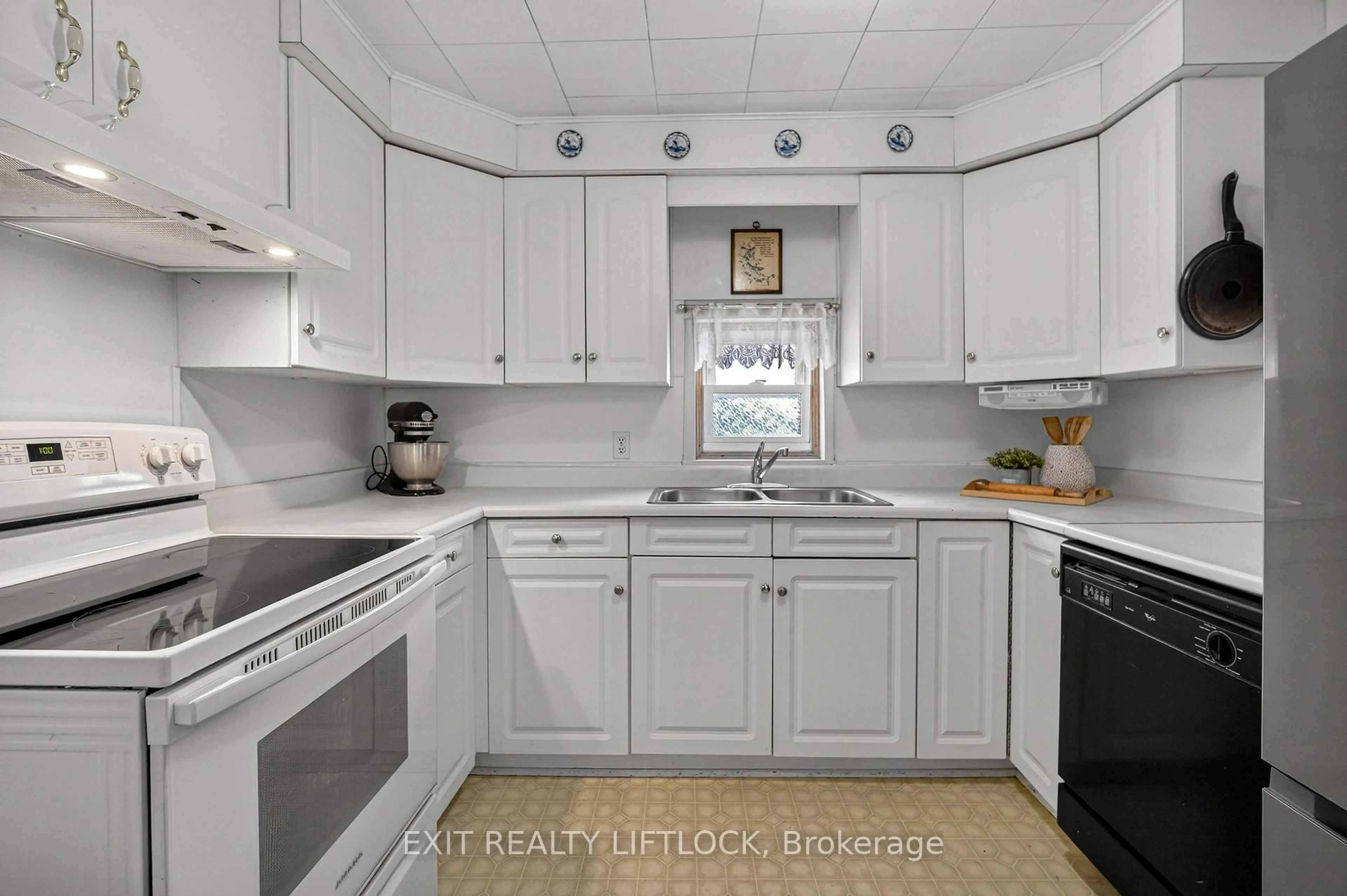 Standard kitchen, ceramic/tile floor for 709 Orpington Rd, Peterborough Ontario K9J 4A5