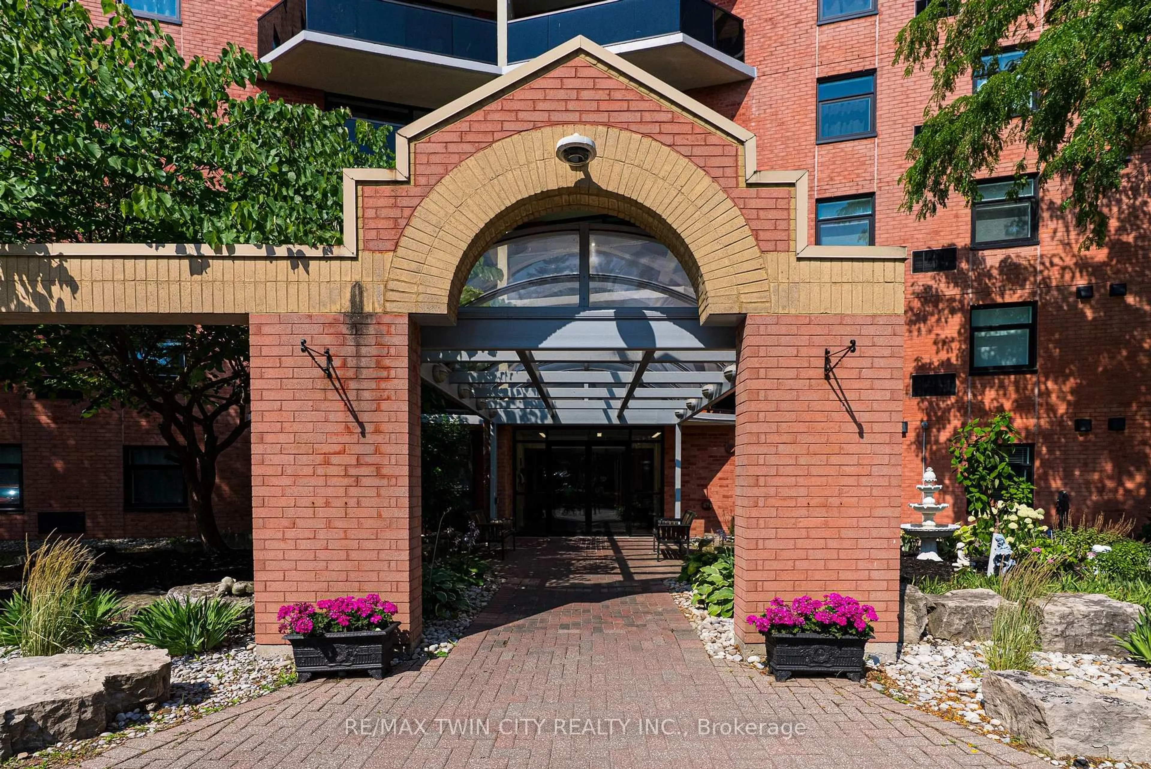 Indoor foyer for 9 Bonheur Crt #905, Brantford Ontario N3P 1Z5