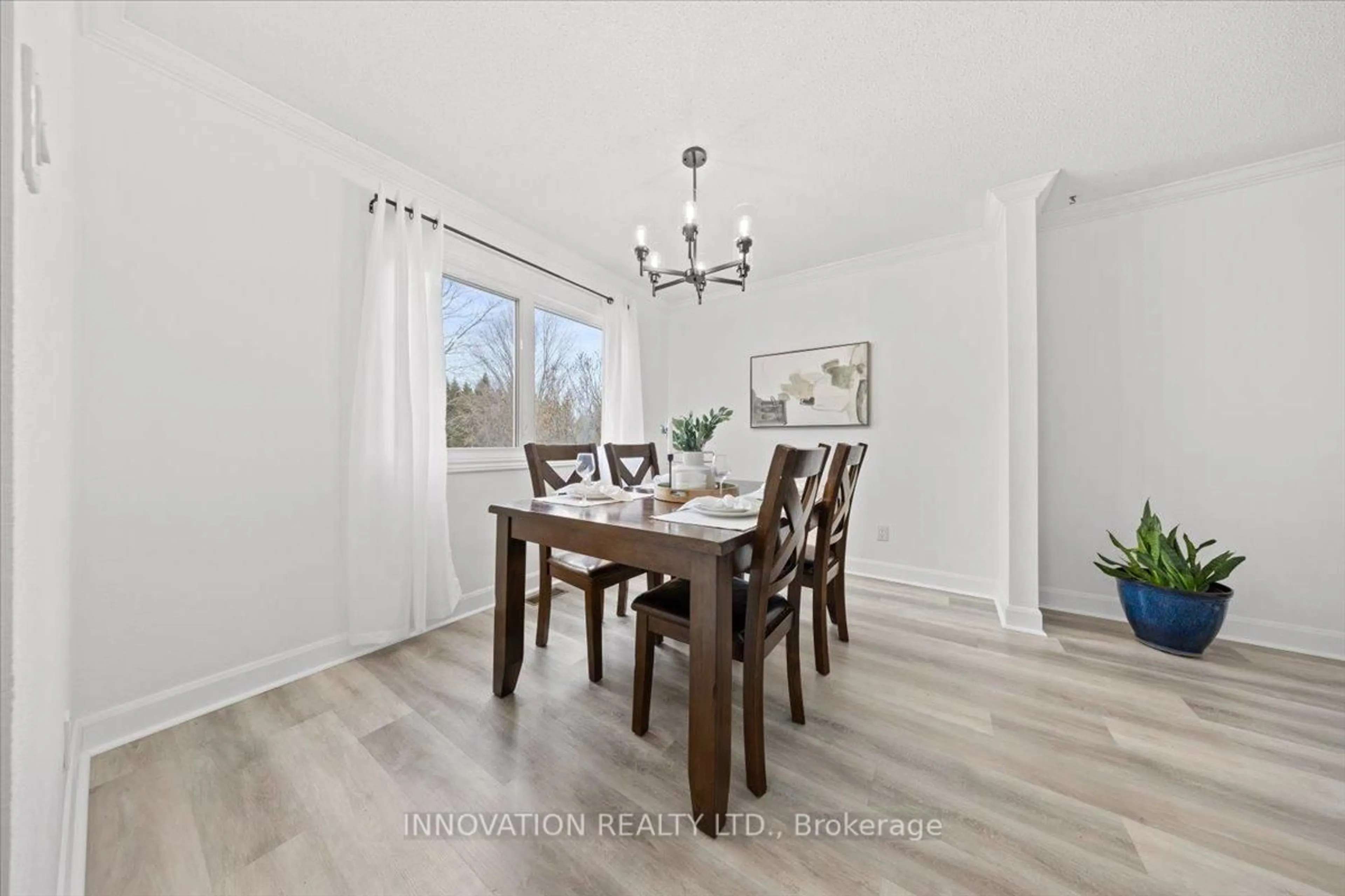 Dining room, wood/laminate floor for 30 Fernbrook Pl, Kanata Ontario K2M 2L8
