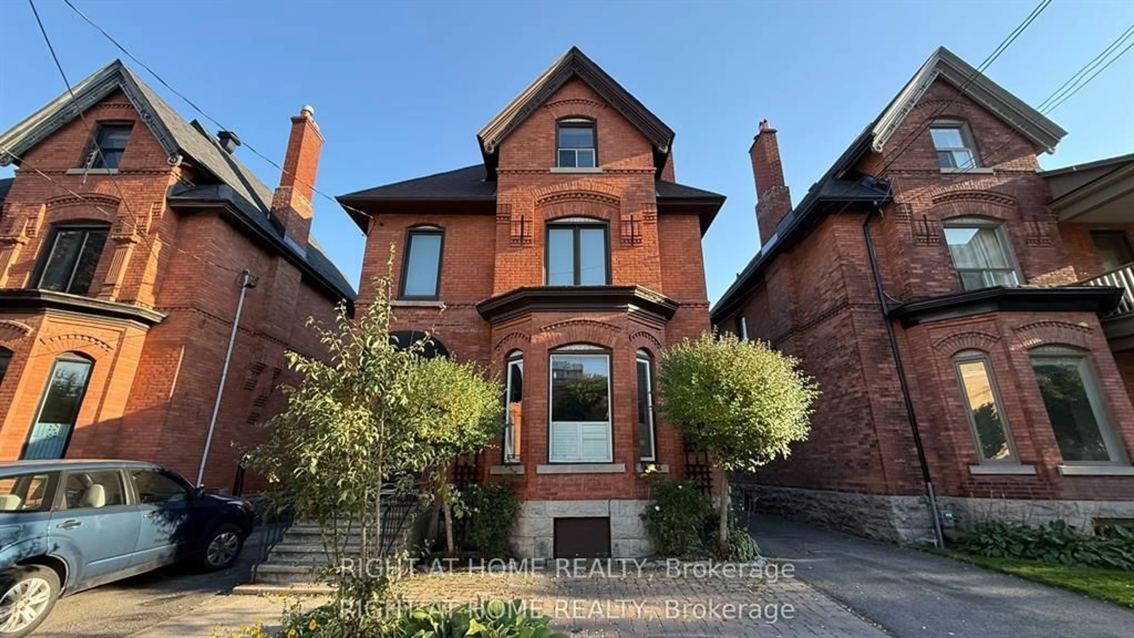 Home with brick exterior material, building for 372 Lewis St, Ottawa Ontario K2P 0S9