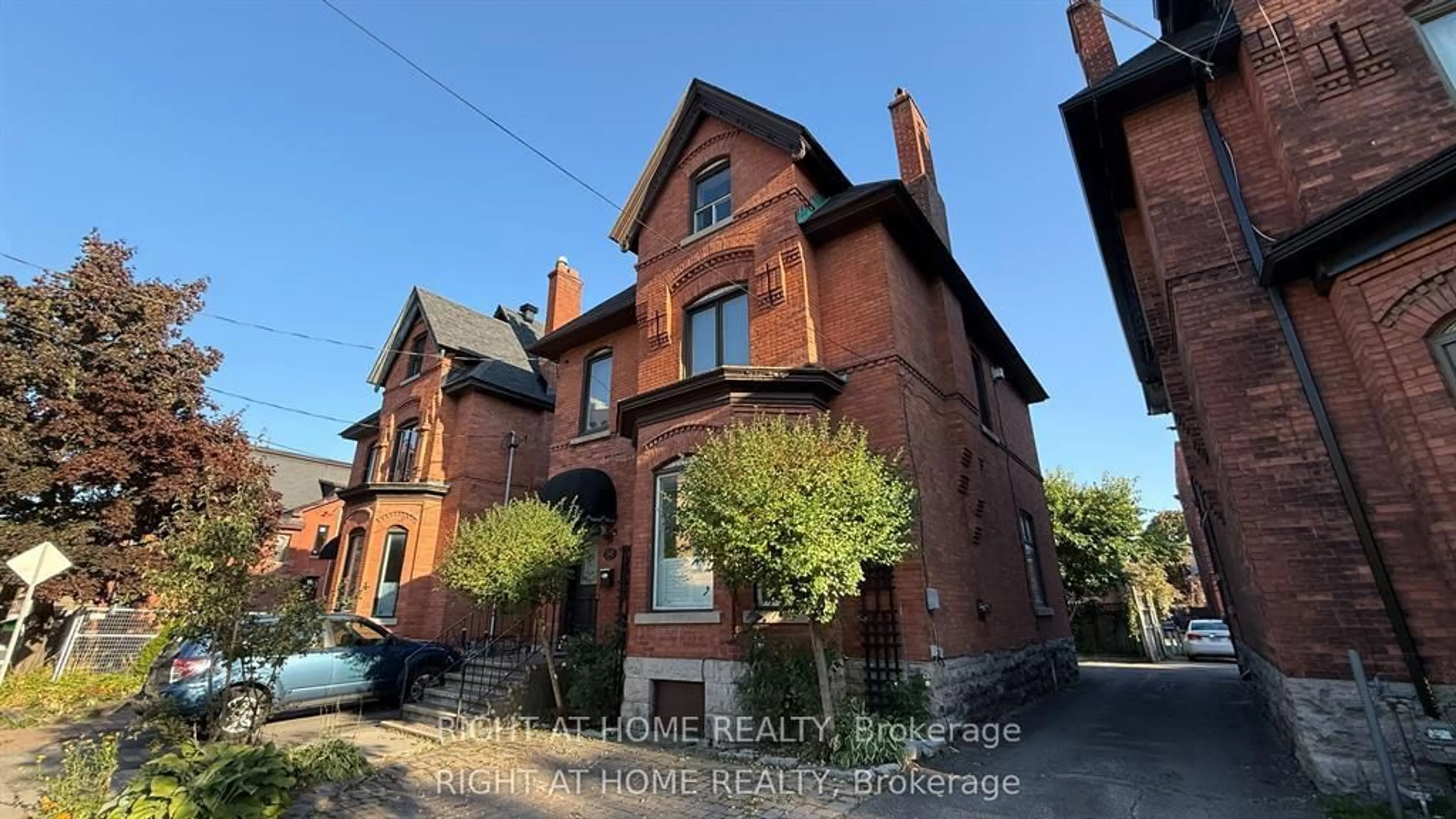 Home with brick exterior material, building for 372 Lewis St, Ottawa Ontario K2P 0S9