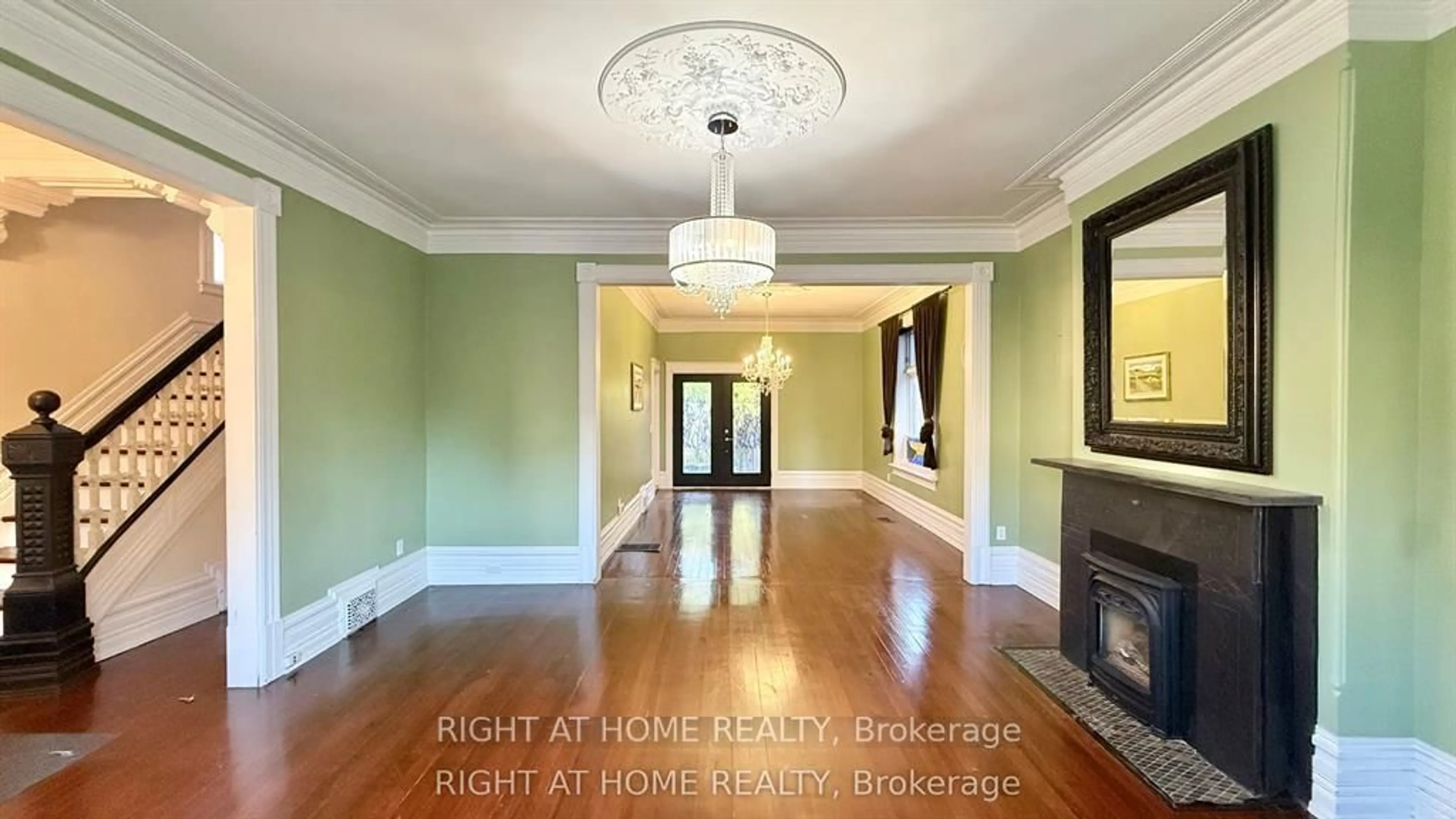 Indoor foyer for 372 Lewis St, Ottawa Ontario K2P 0S9