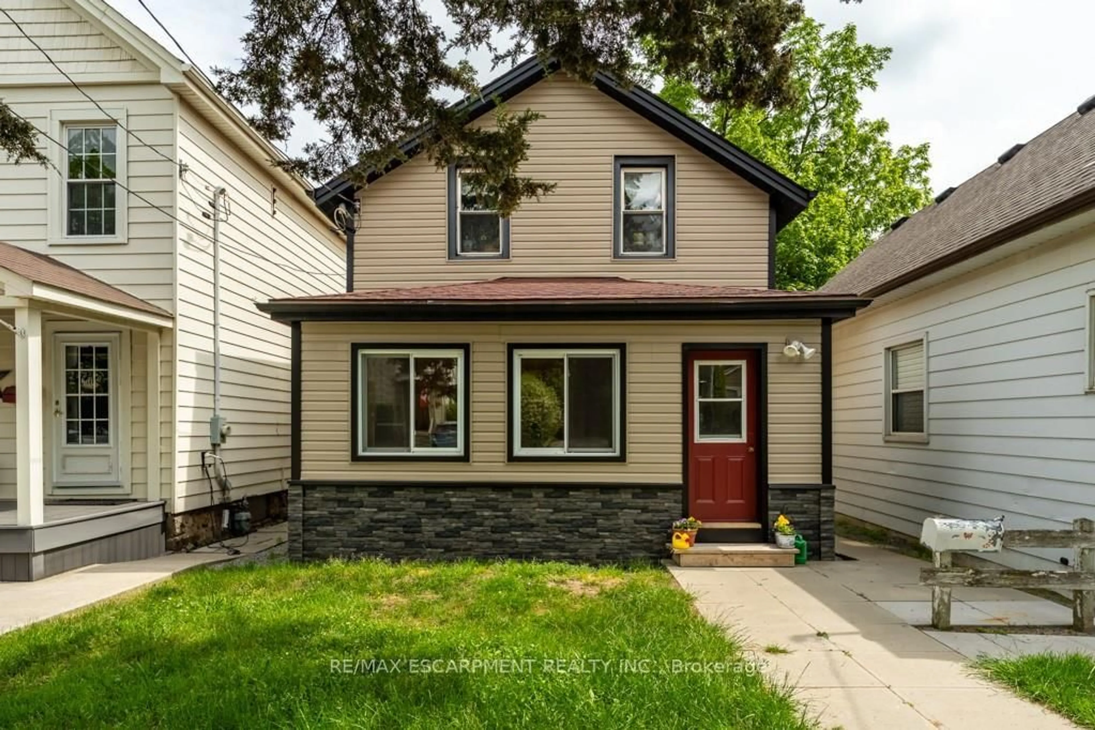 Home with vinyl exterior material, street for 15 Adelaide St, Grimsby Ontario L3M 1X2