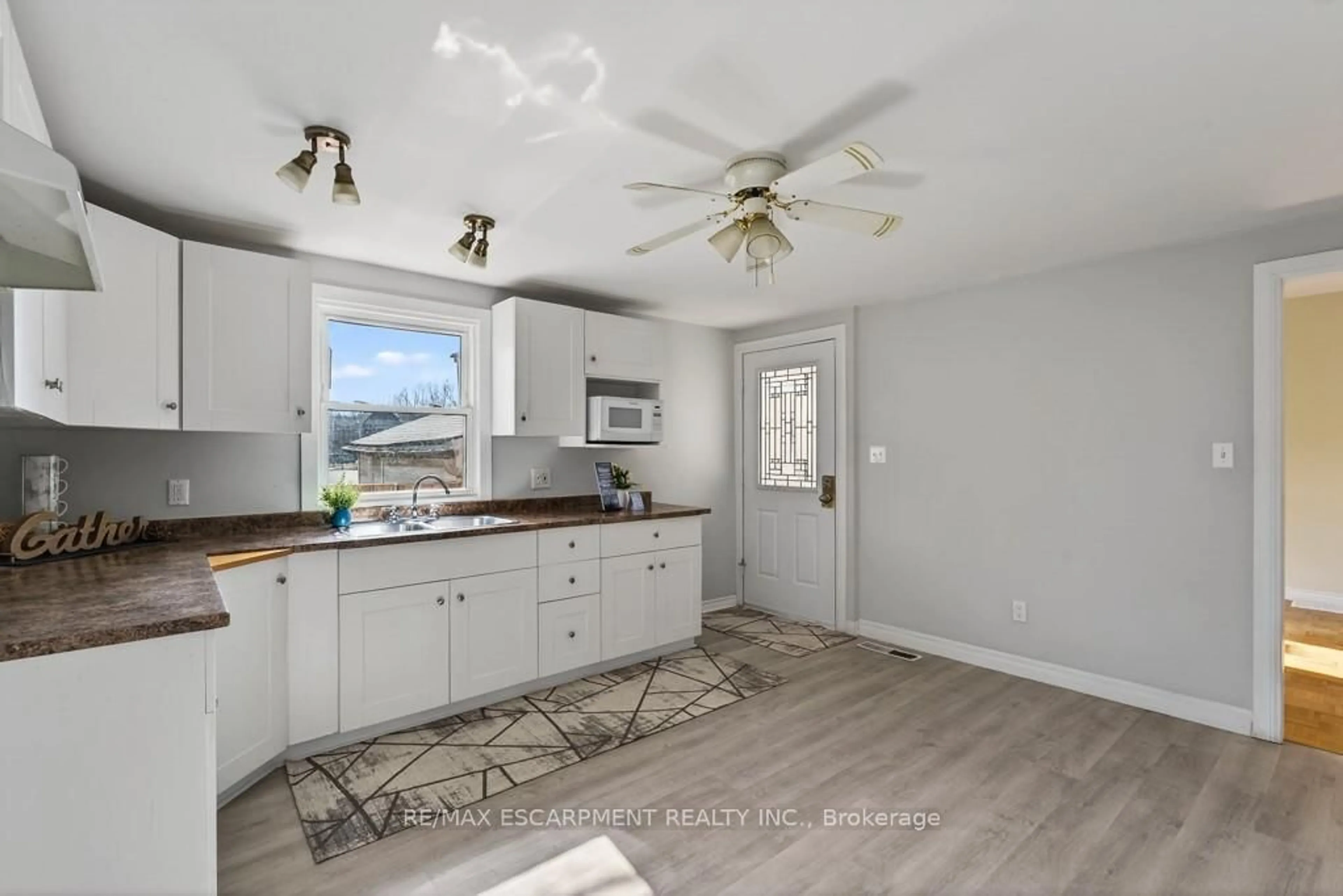 Open concept kitchen, unknown for 15 Adelaide St, Grimsby Ontario L3M 1X2