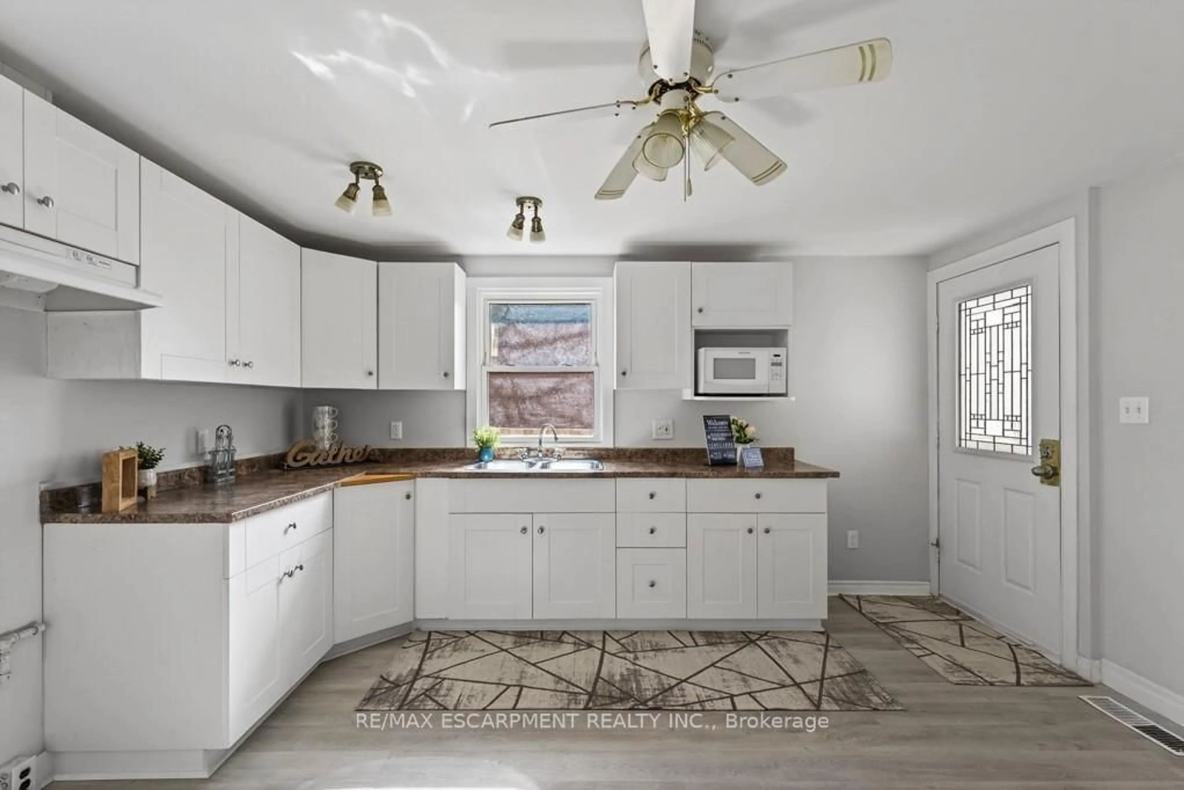 Open concept kitchen, ceramic/tile floor for 15 Adelaide St, Grimsby Ontario L3M 1X2