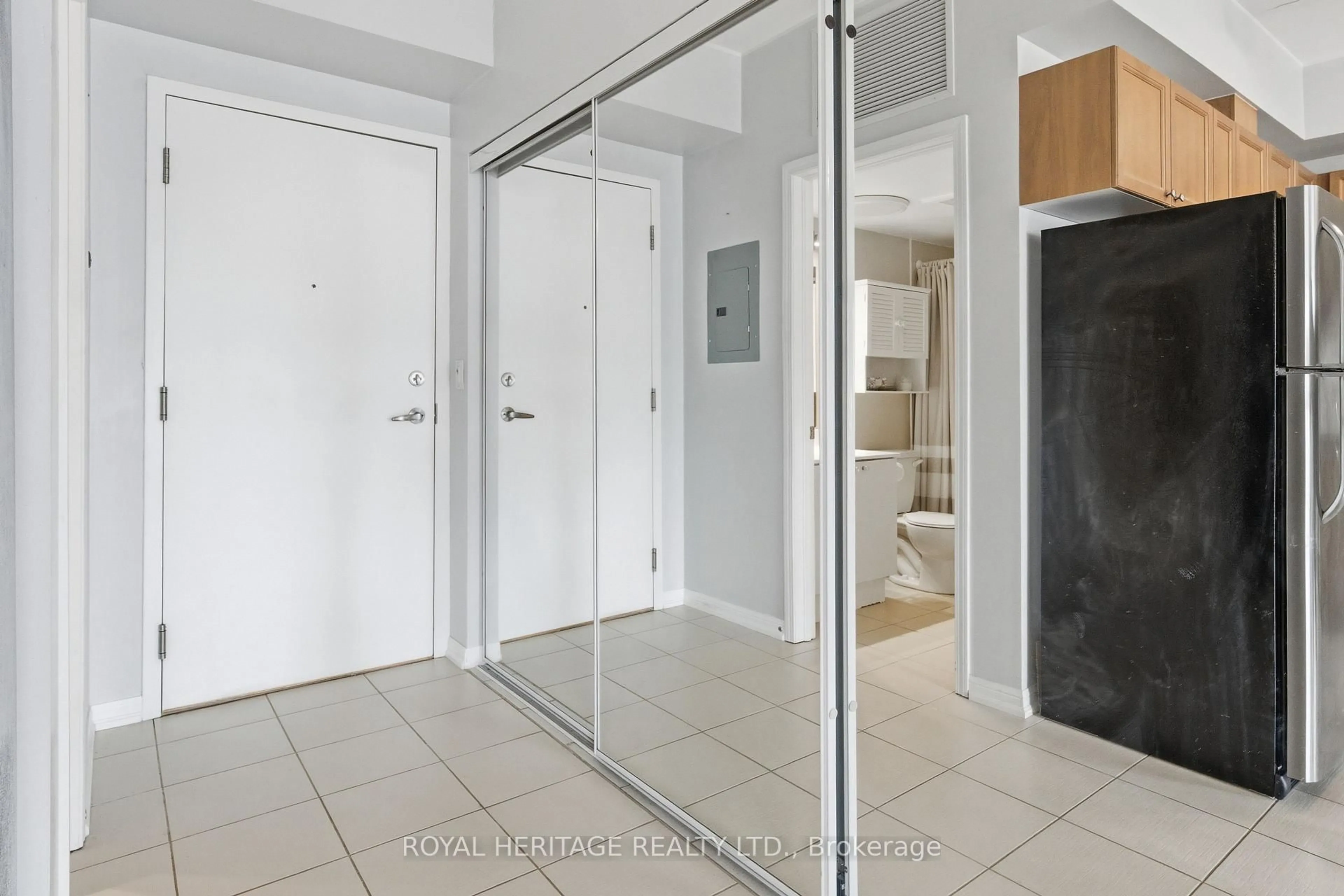 Indoor entryway for 50 Mill St #211, Port Hope Ontario L1A 2T1