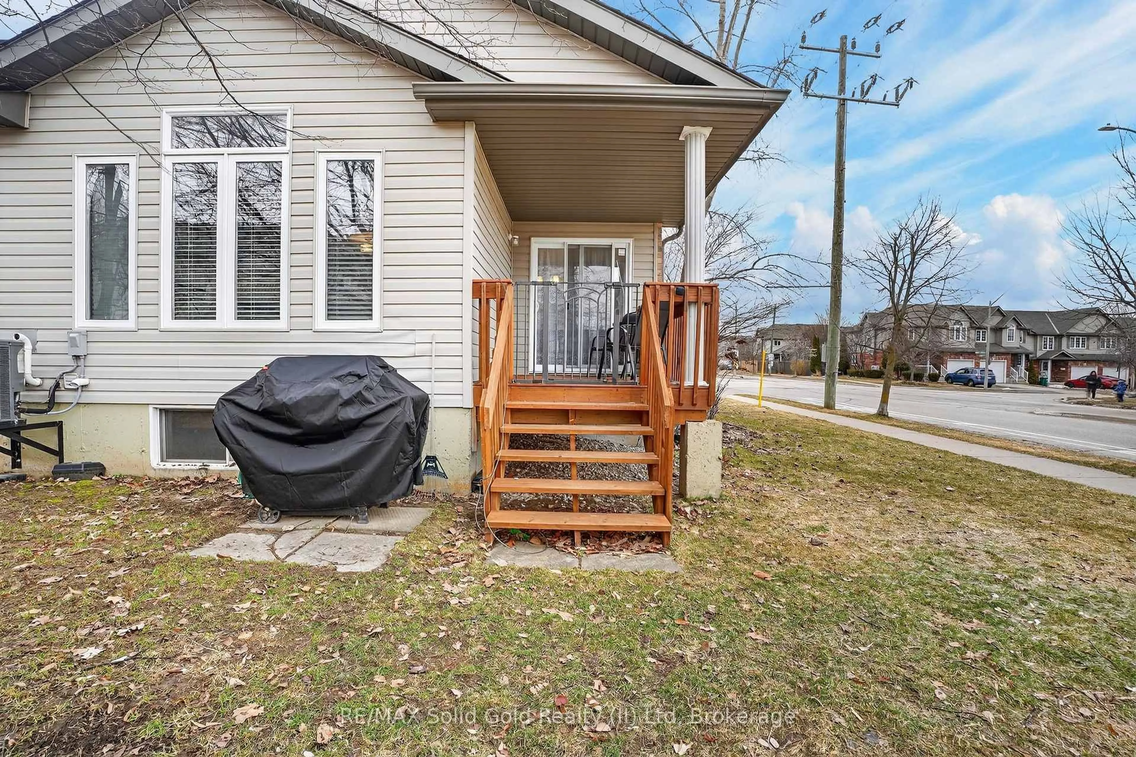 Patio, street for 539 Woolgrass Ave, Waterloo Ontario N2V 2Y2