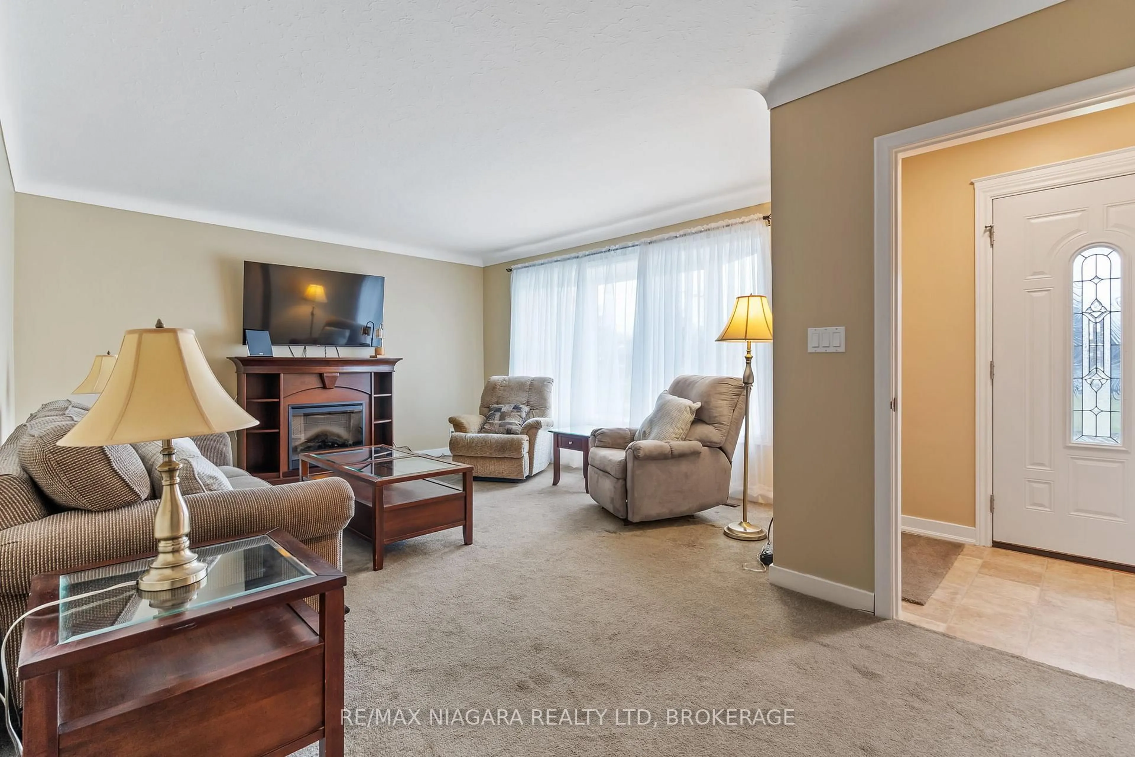 Living room with furniture, carpet floor for 6691 GLENDOONE St, Niagara Falls Ontario L2J 1G1