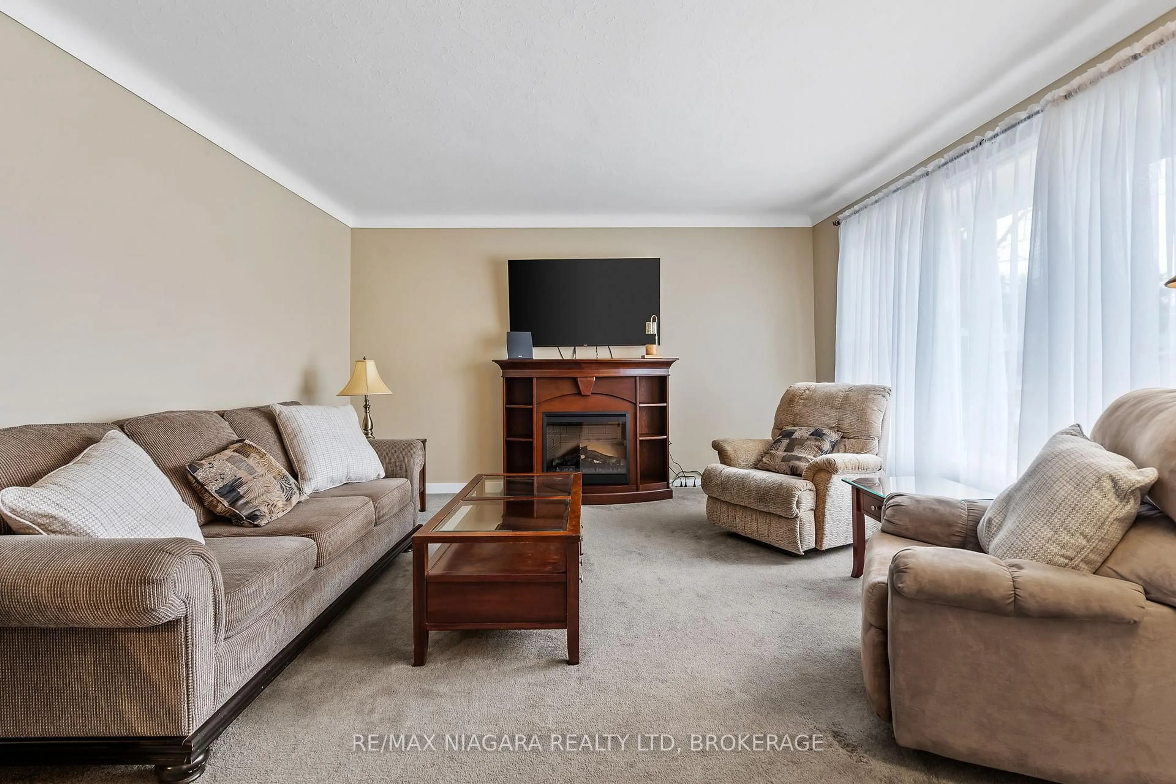 Living room with furniture, carpet floor for 6691 GLENDOONE St, Niagara Falls Ontario L2J 1G1