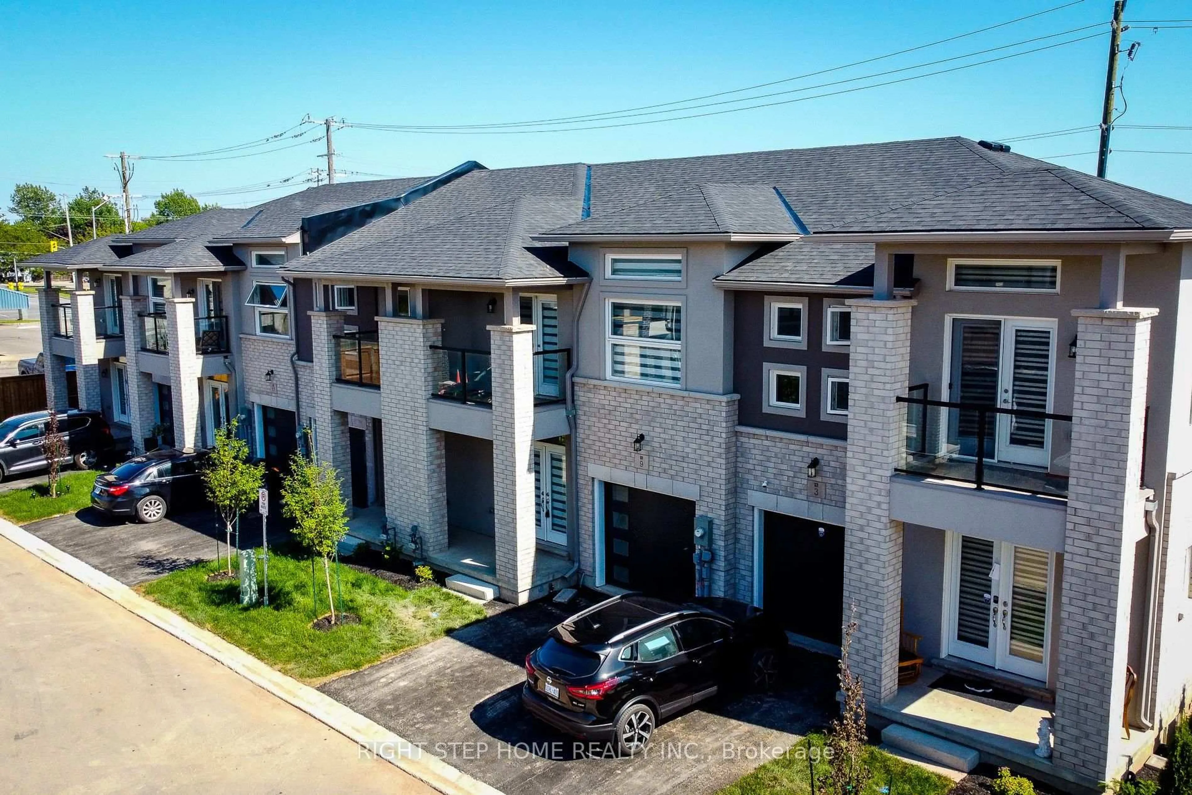 A pic from outside/outdoor area/front of a property/back of a property/a pic from drone, street for 9 Mann Tr, Welland Ontario L3C 0K2