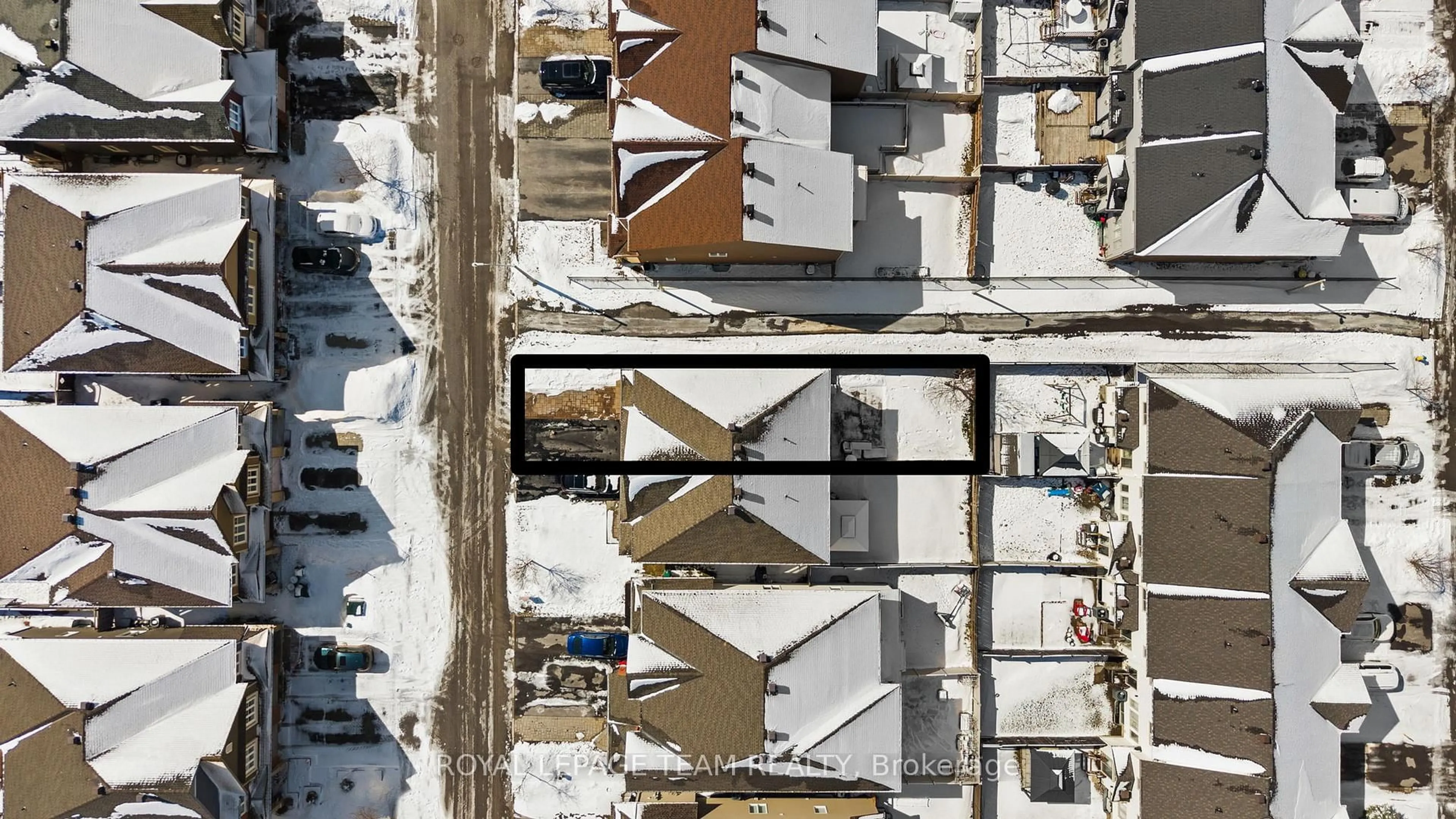 A pic from outside/outdoor area/front of a property/back of a property/a pic from drone, street for 630 Moorpark Ave, Ottawa Ontario K2M 0H8