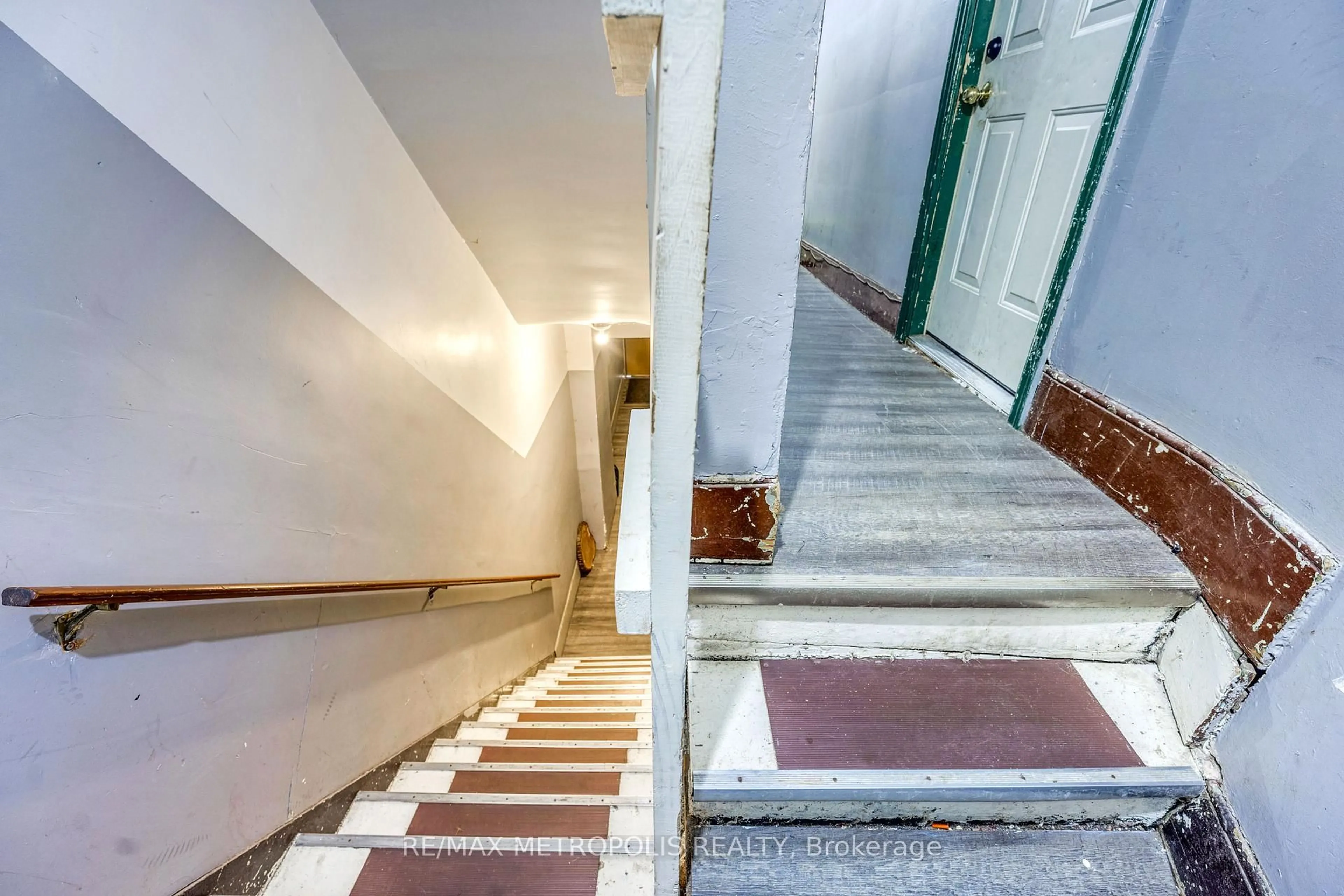 Indoor foyer for 130-132 Forsyth St, Sarnia Ontario N7T 3A7