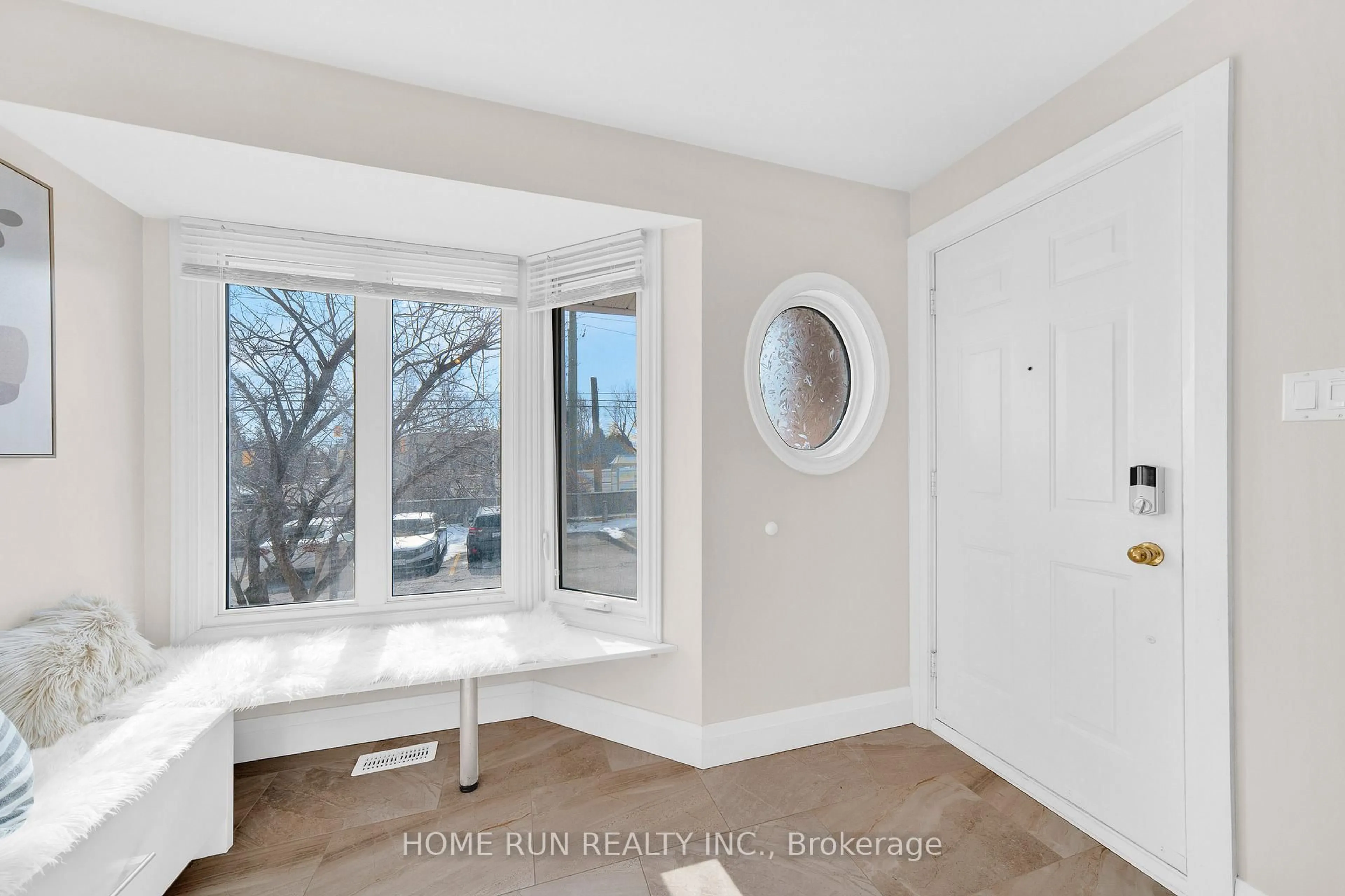 Indoor entryway for 1150 Gablefield Private, Ottawa Ontario K1J 1E3