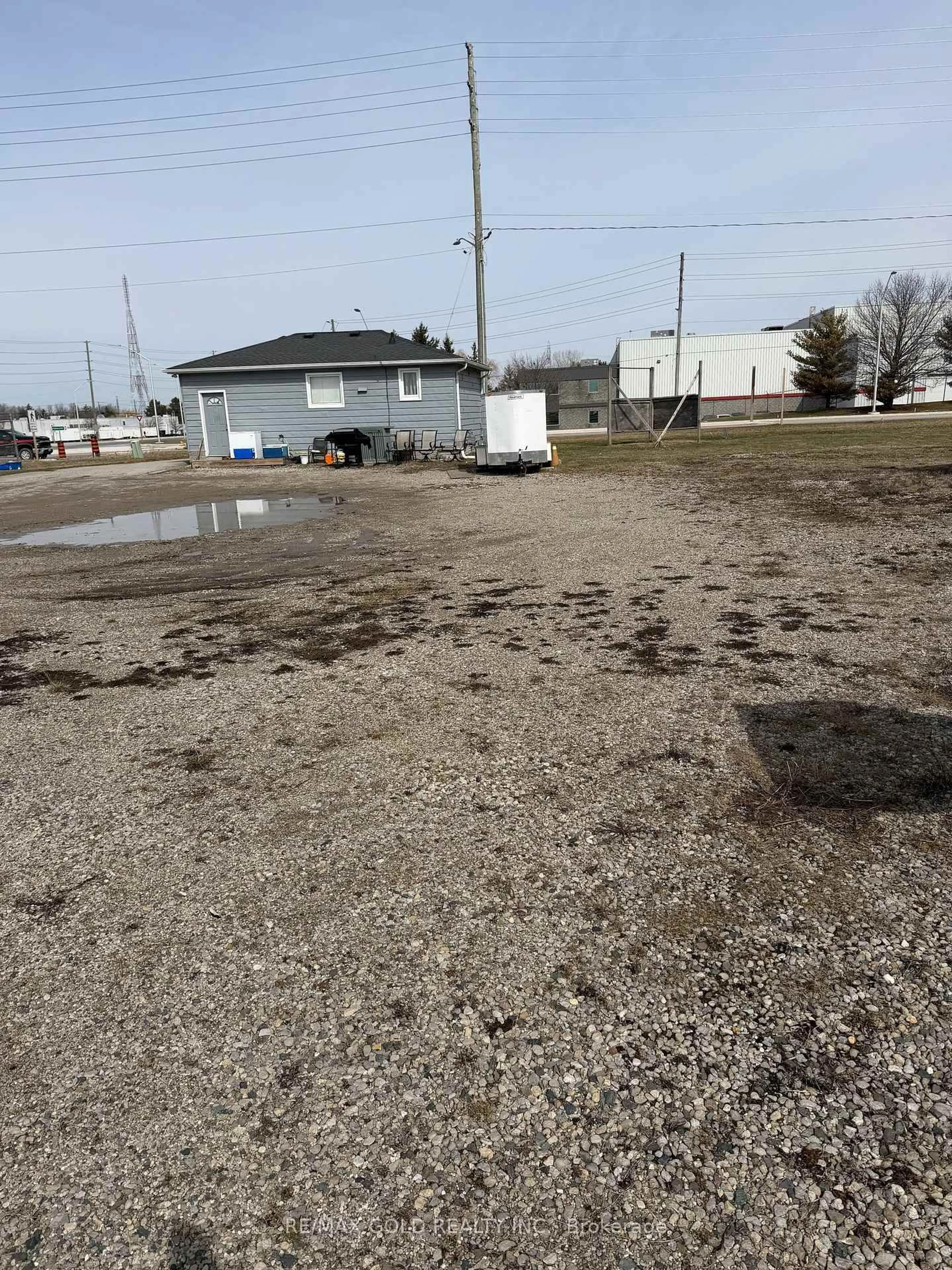 Parking for 455 S EDGEWARE RD. Rd, St. Thomas Ontario N5P 4K6