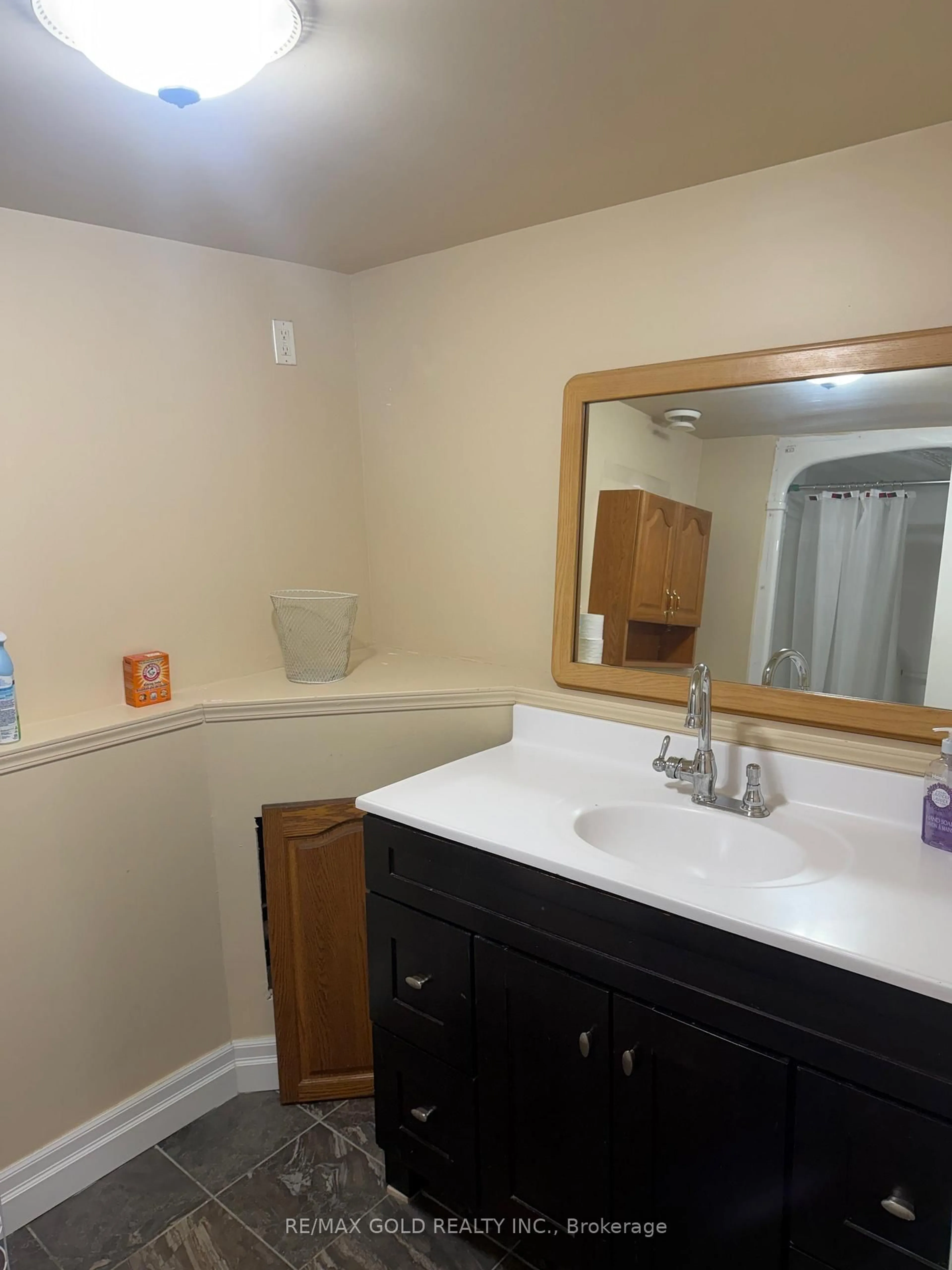 Standard bathroom, unknown for 455 S EDGEWARE RD. Rd, St. Thomas Ontario N5P 4K6
