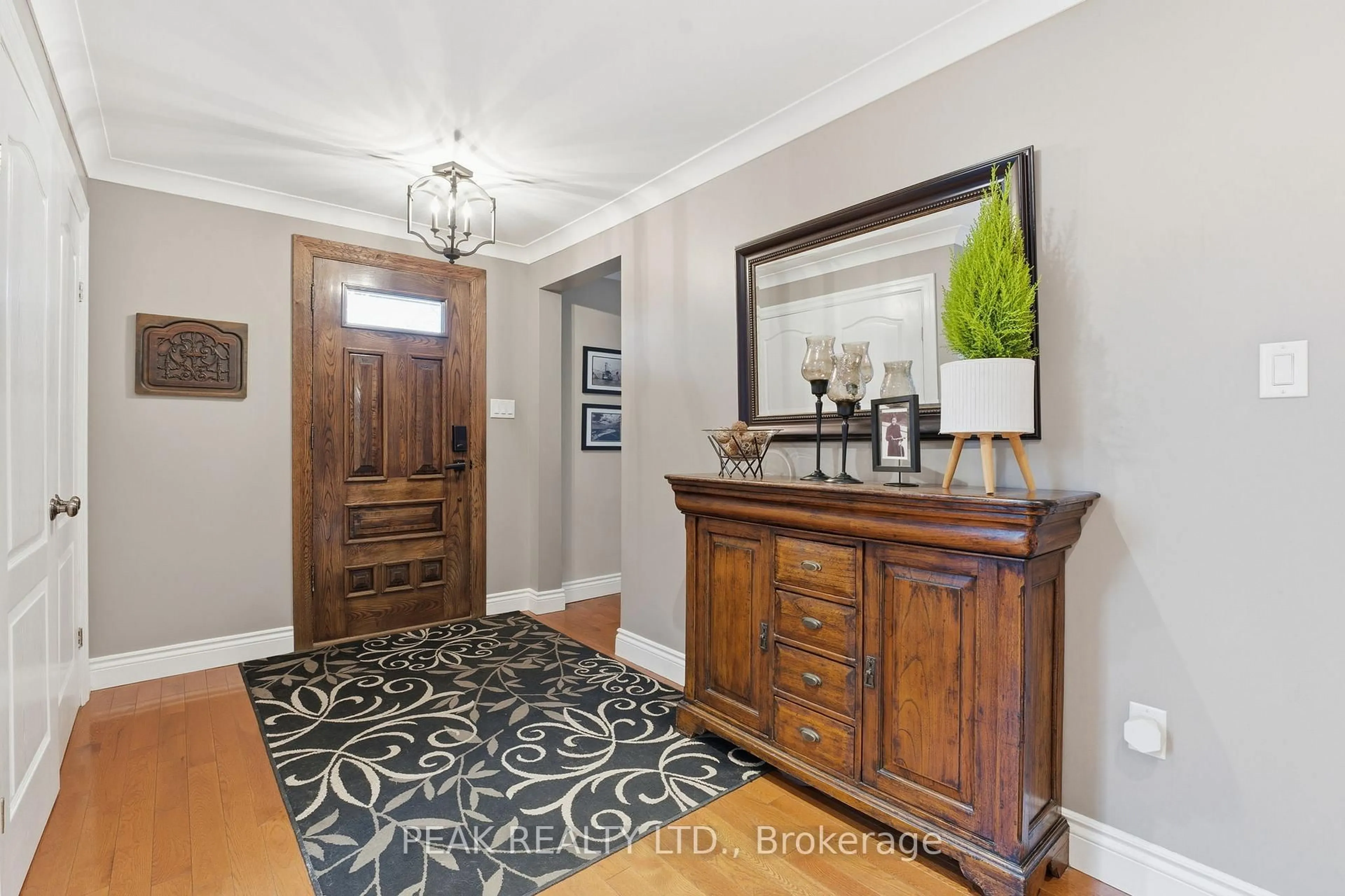 Indoor entryway for 86 Elm St, Brantford Ontario N3R 4V2