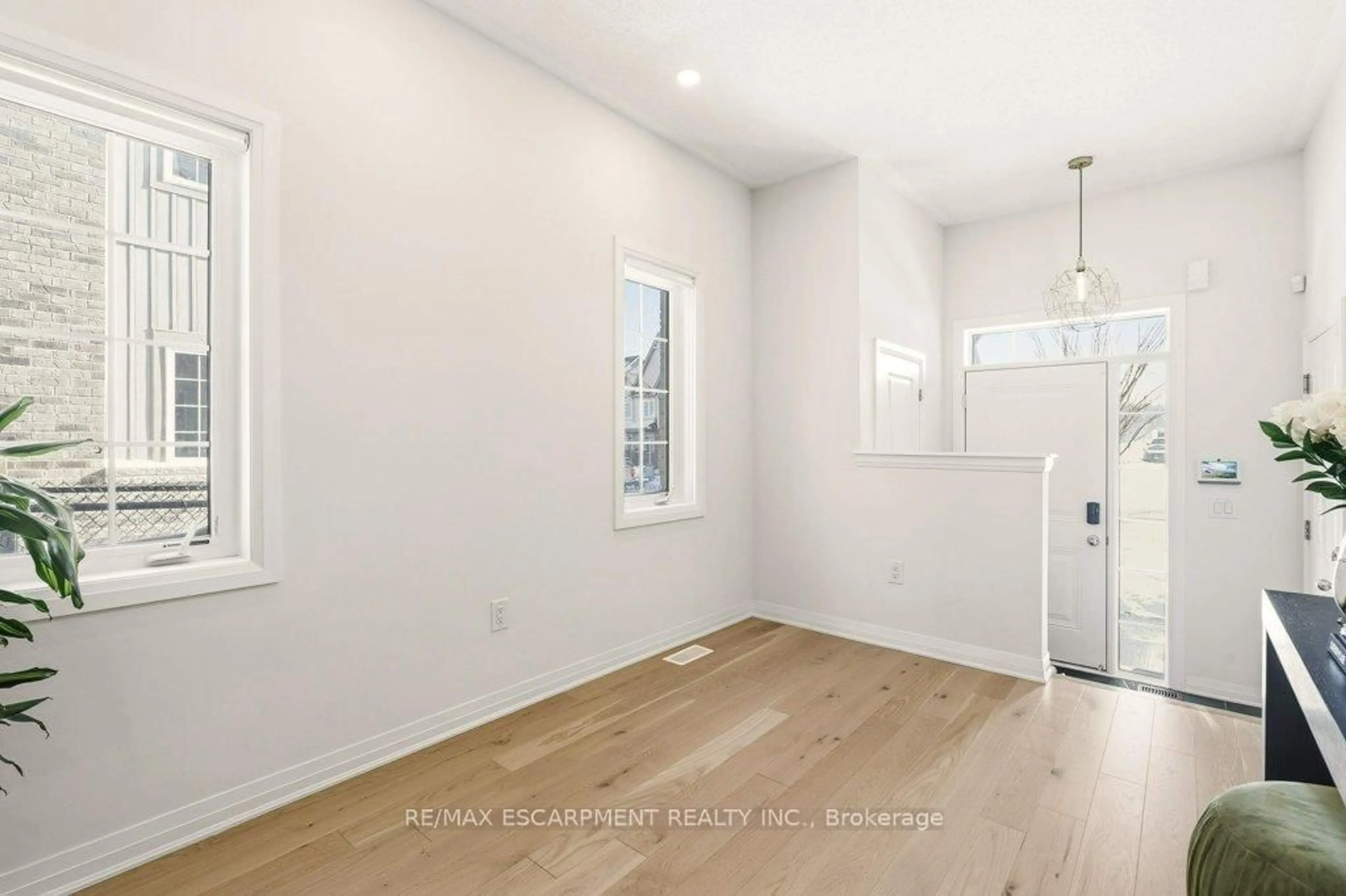 Indoor entryway for 3998 Fracchioni Dr, Lincoln Ontario L3J 0R9