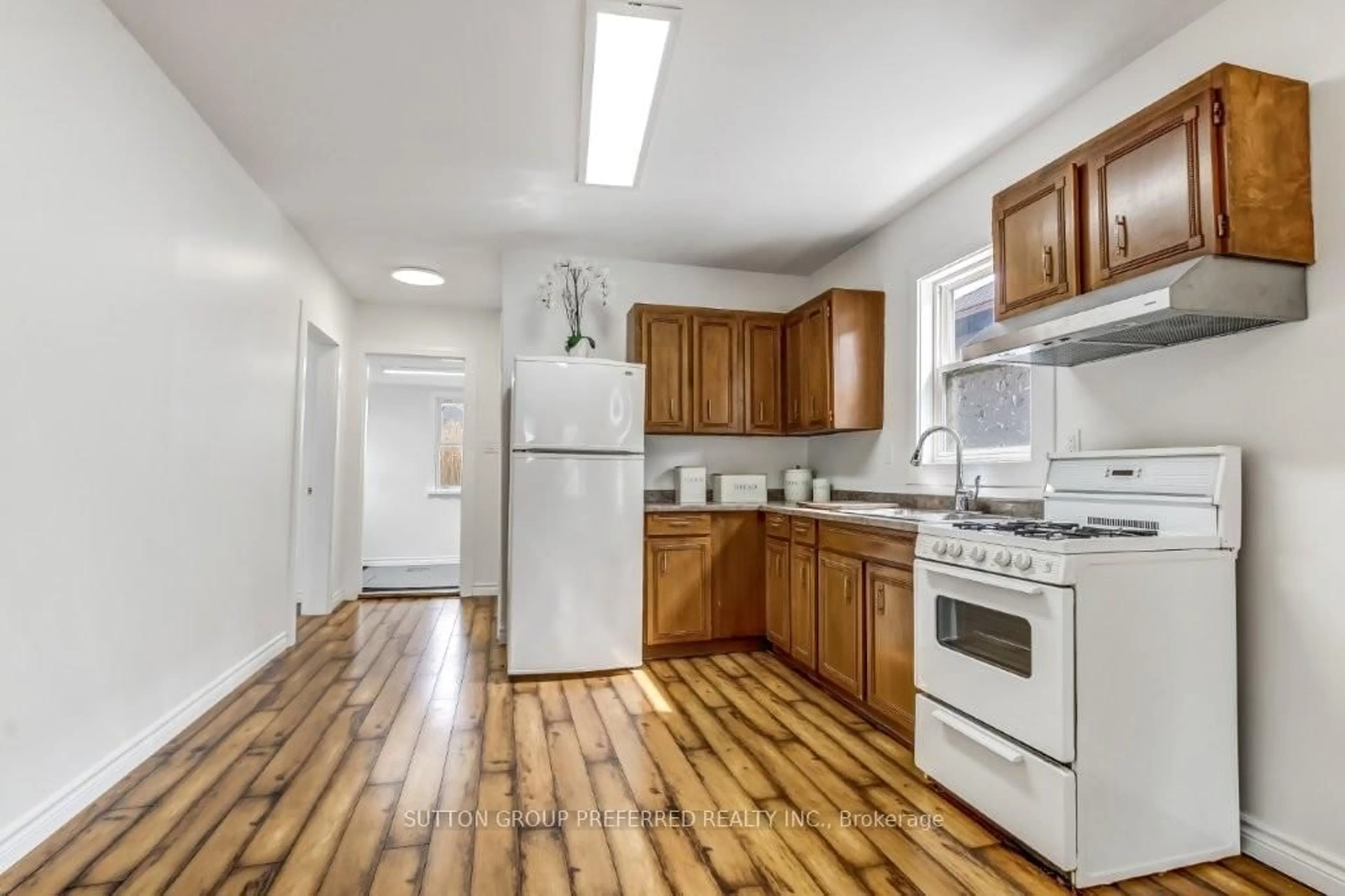 Standard kitchen, unknown for 272 Sanders St, London East Ontario N5Z 2T2