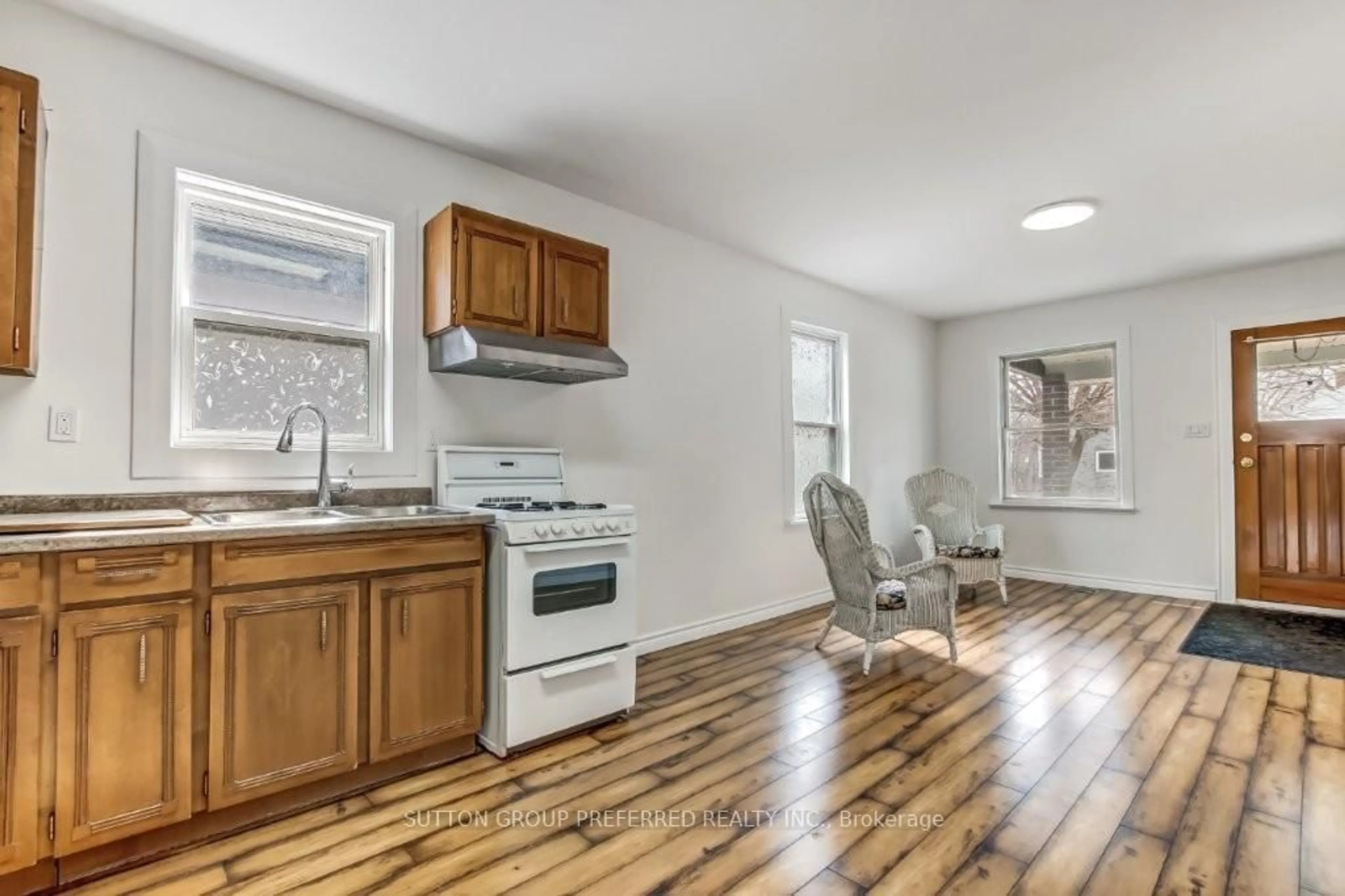 Unknown for 272 Sanders St, London East Ontario N5Z 2T2