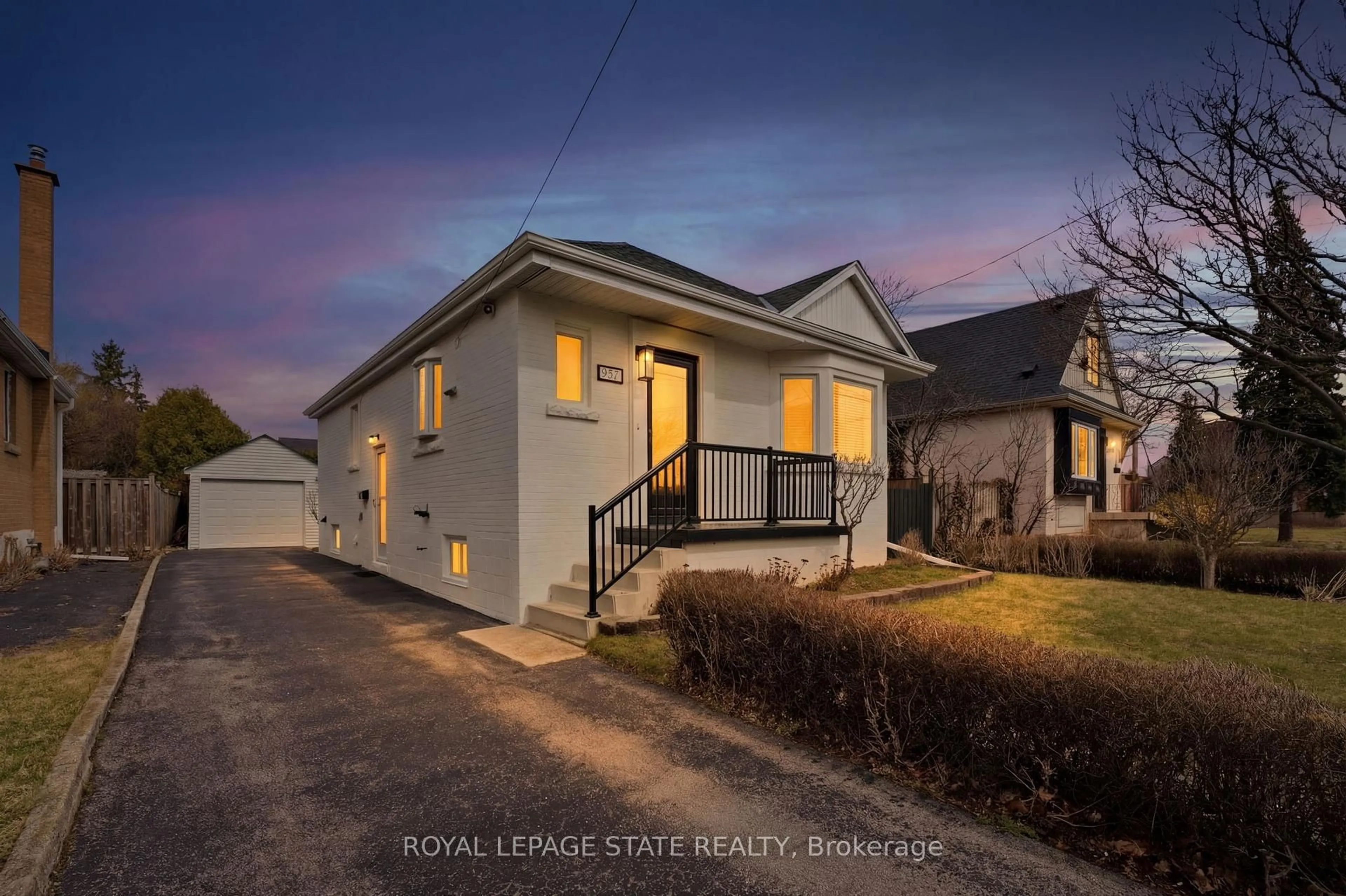 A pic from outside/outdoor area/front of a property/back of a property/a pic from drone, street for 957 Queensdale Ave, Hamilton Ontario L8T 1H5