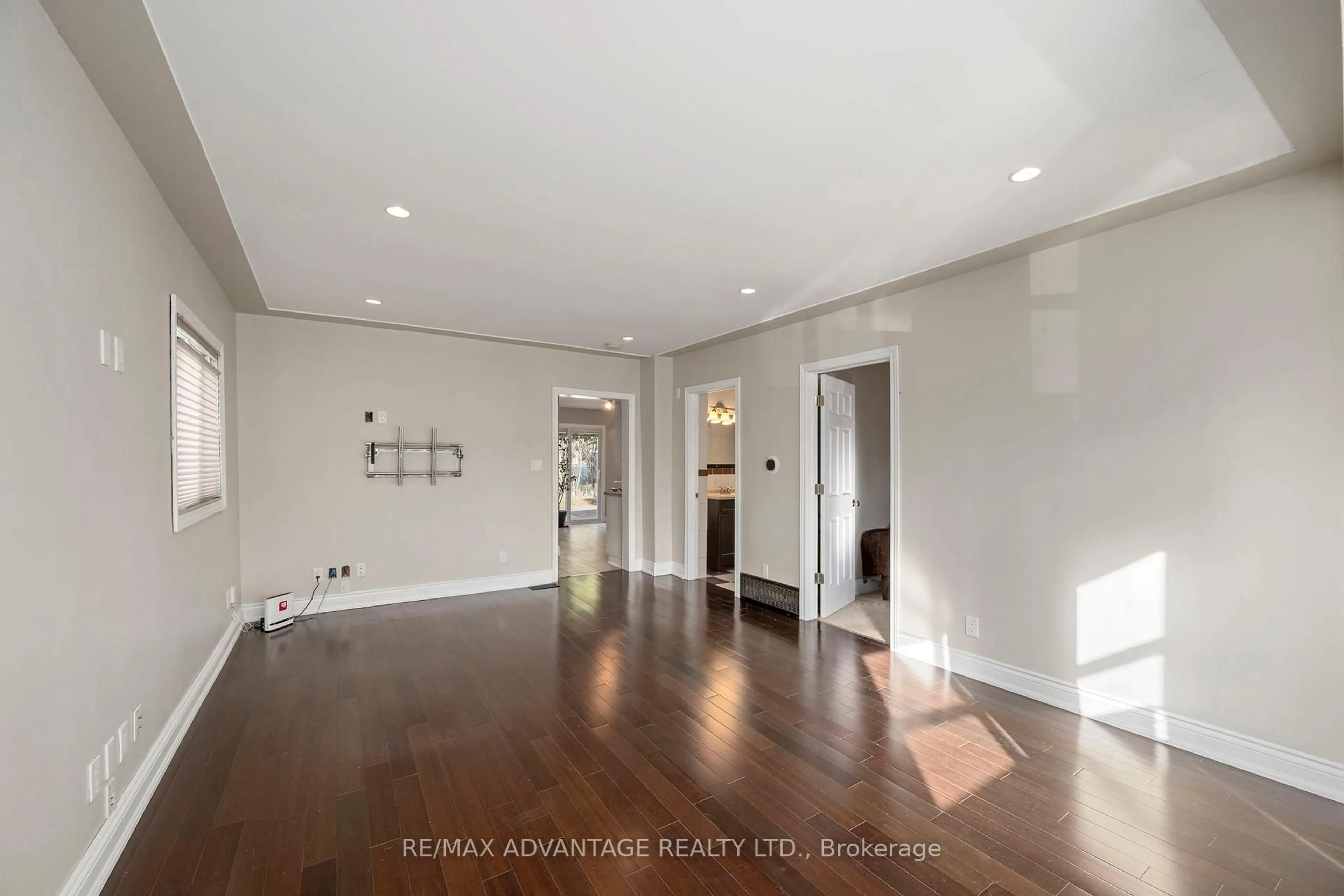 Unknown for 945 Colborne St, London East Ontario N6A 4A5