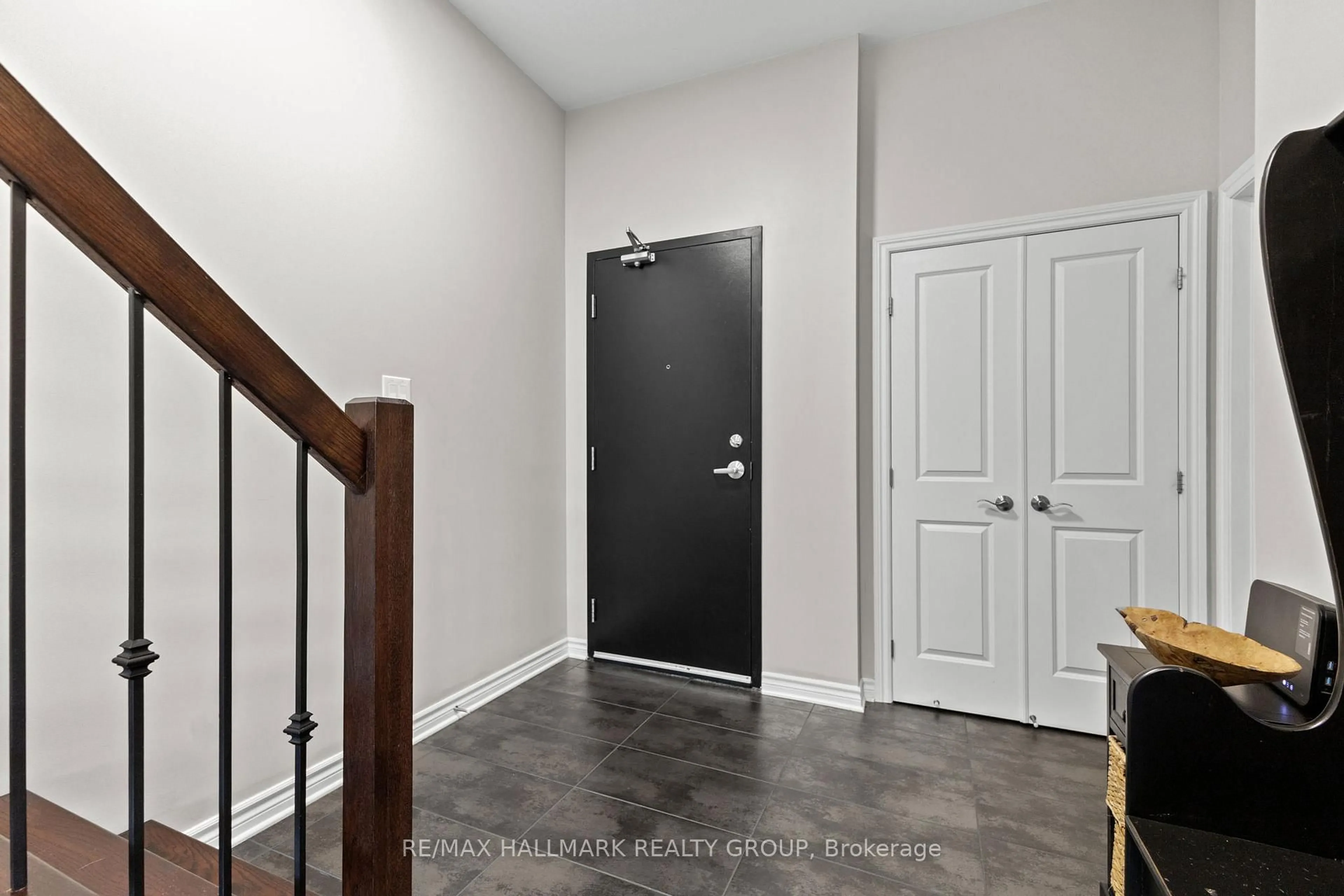 Indoor entryway for 500 Claridge Dr #206, Ottawa Ontario K2J 3G5