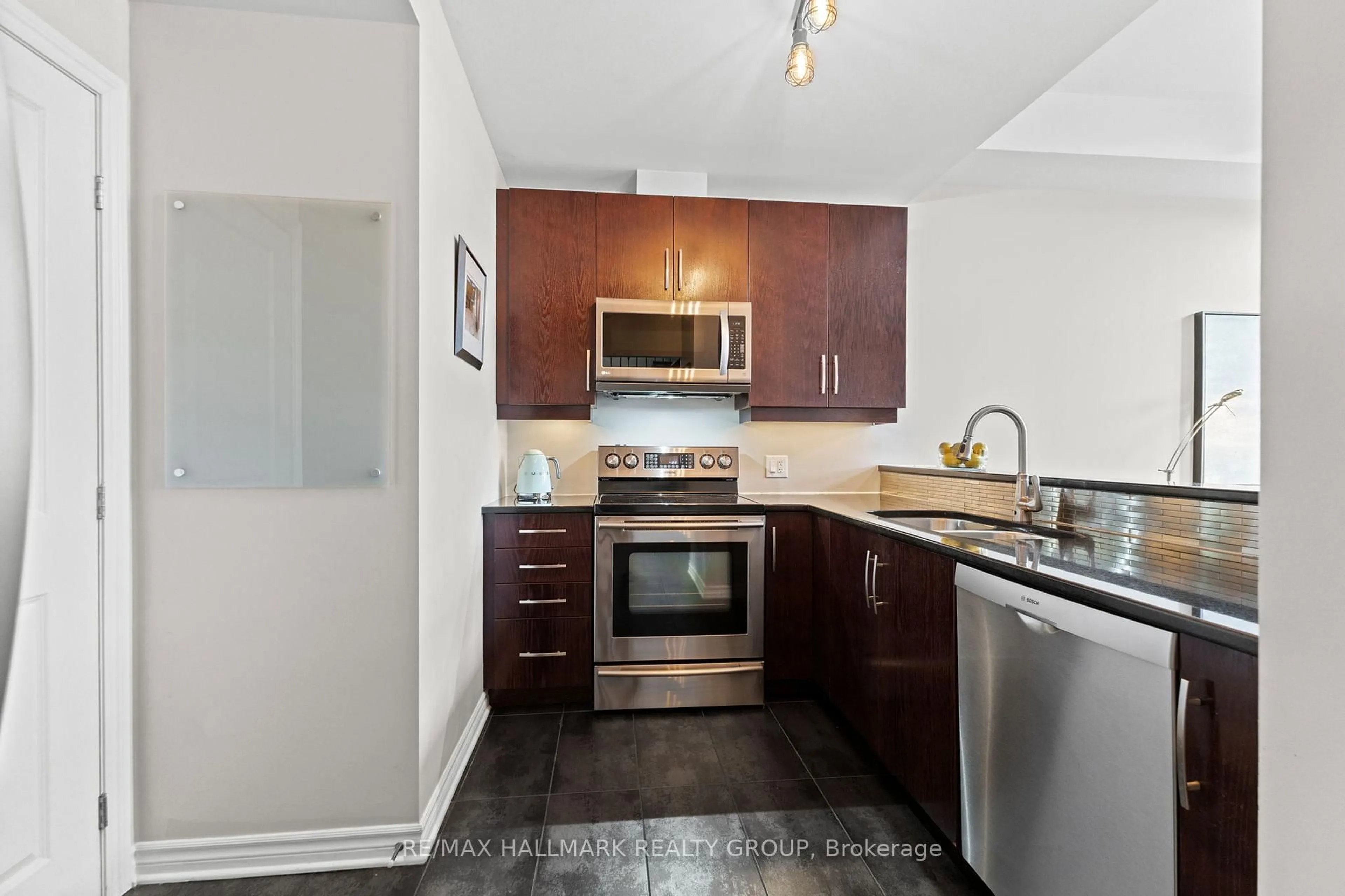Standard kitchen, unknown for 500 Claridge Dr #206, Ottawa Ontario K2J 3G5
