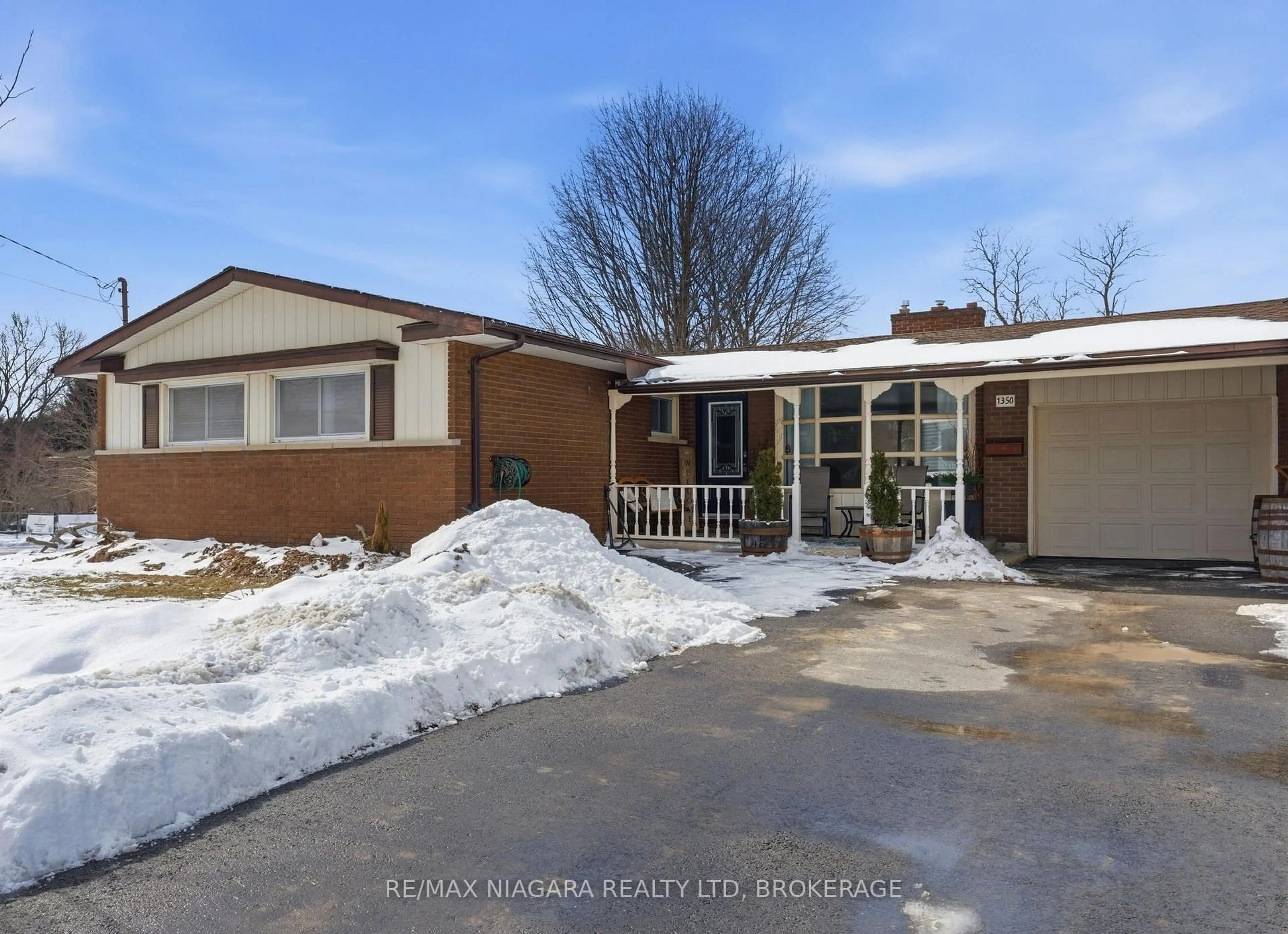 A pic from outside/outdoor area/front of a property/back of a property/a pic from drone, street for 1350 Haist St, Pelham Ontario L0S 1M0