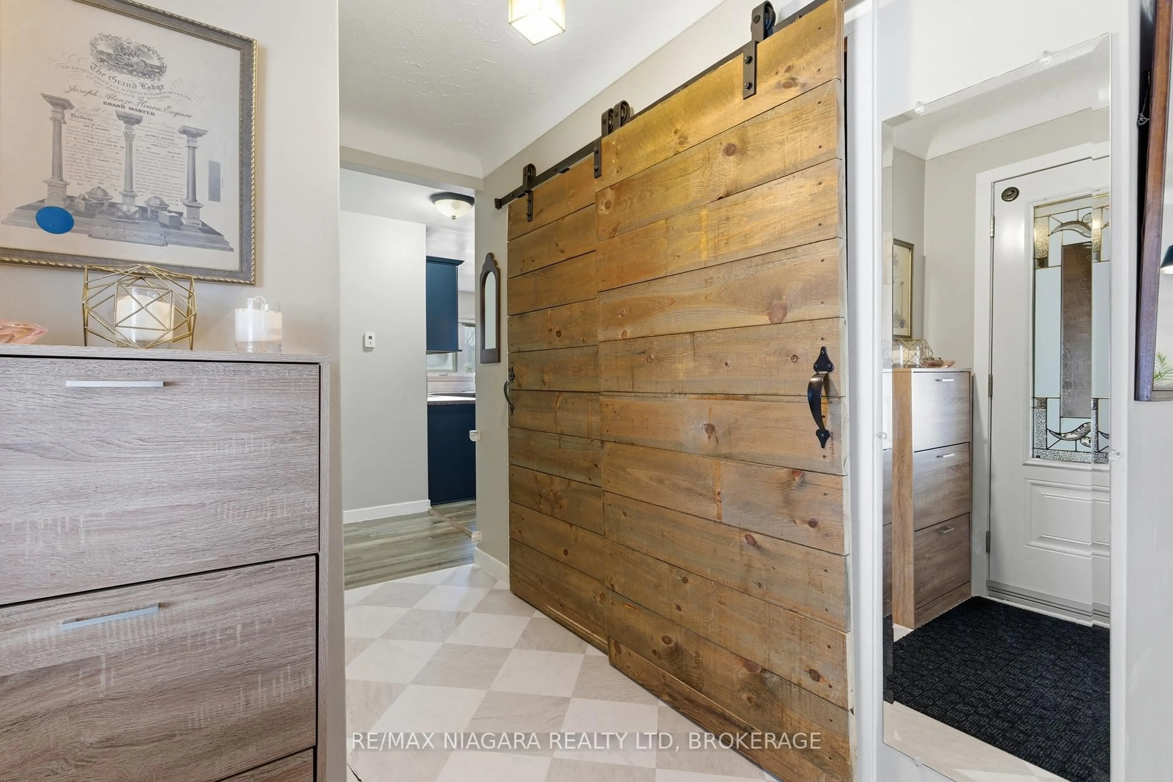 Indoor entryway for 1350 Haist St, Pelham Ontario L0S 1M0