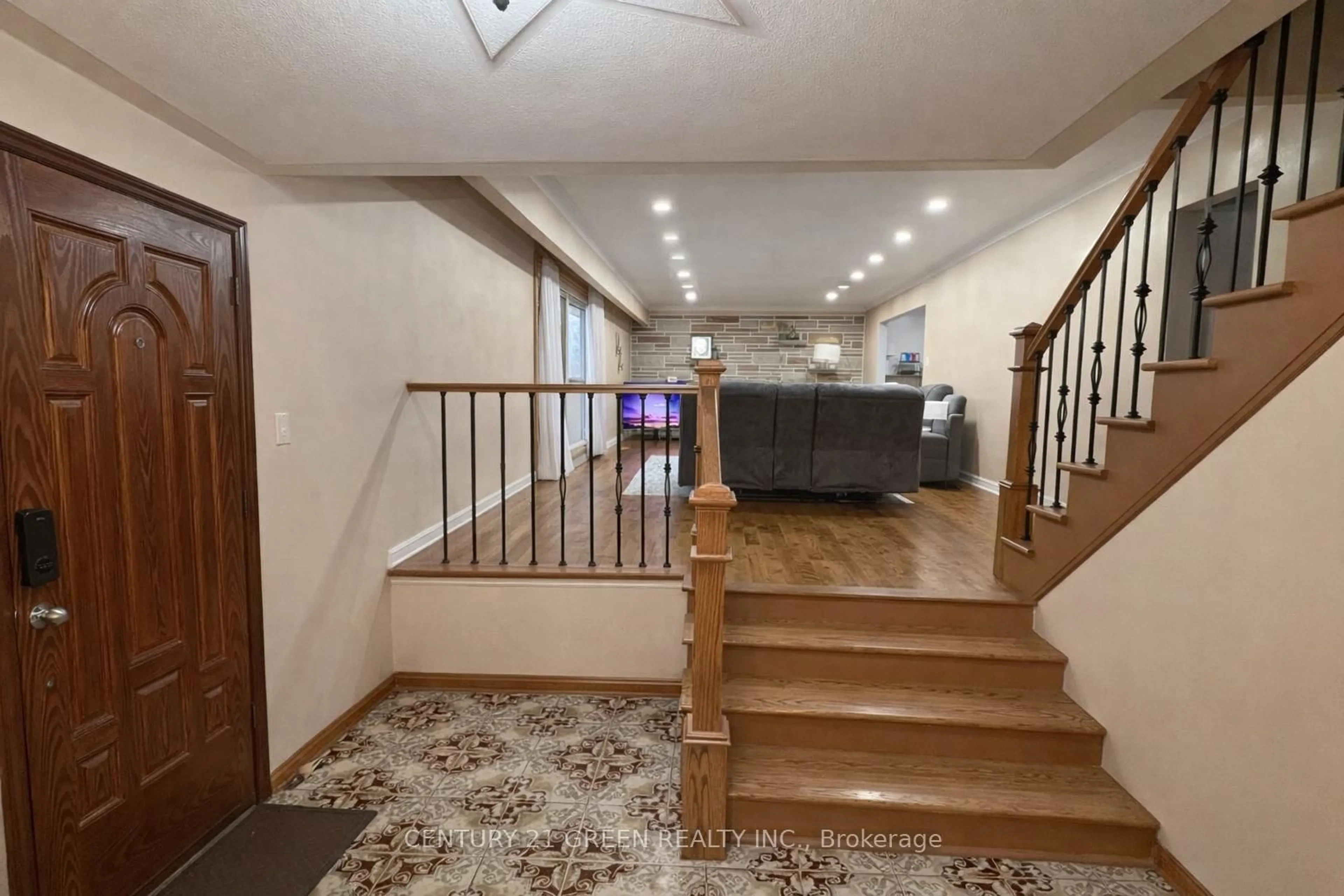 Indoor foyer for 73 Owen Pl, Hamilton Ontario L8G 2H3