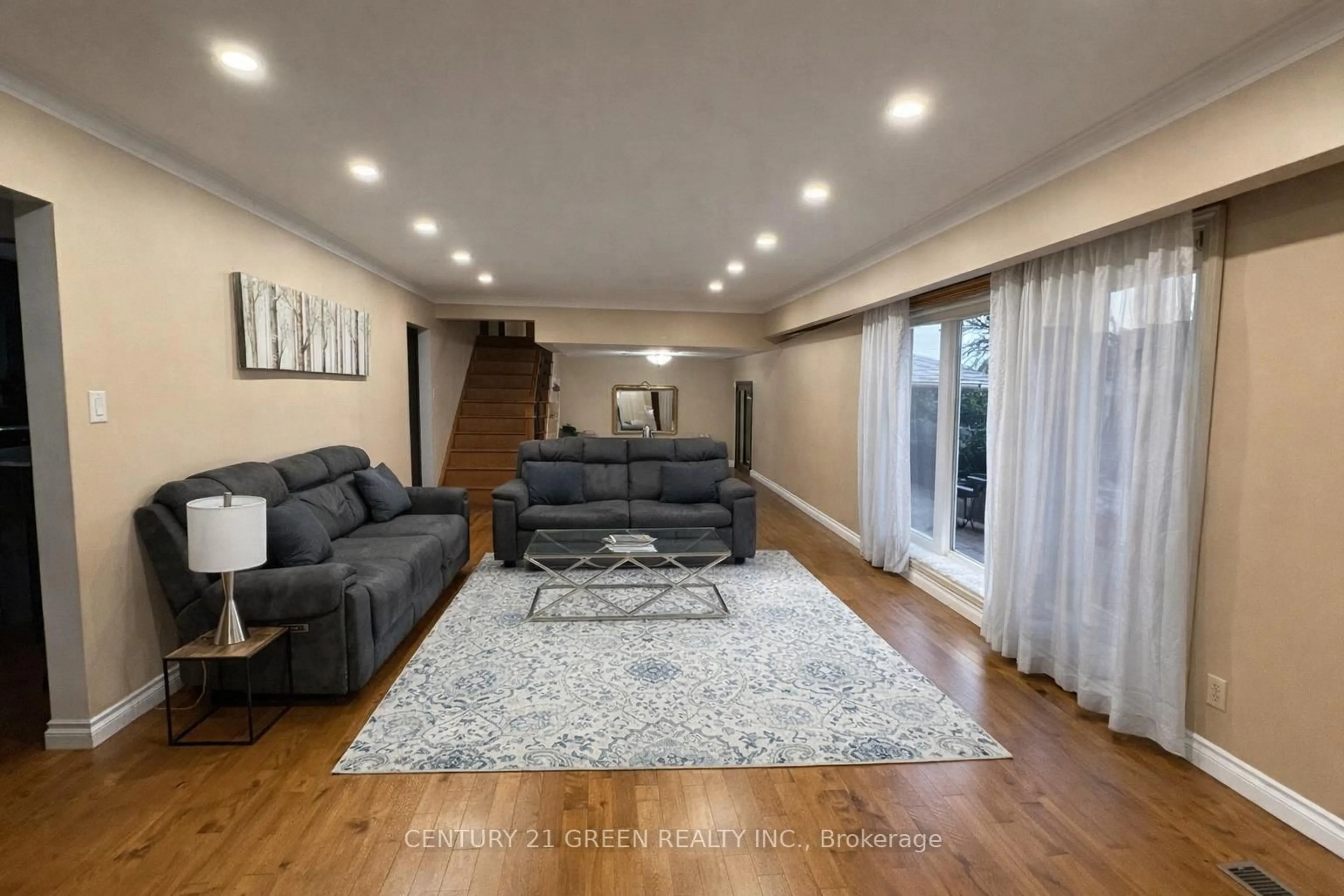 Living room with furniture, unknown for 73 Owen Pl, Hamilton Ontario L8G 2H3