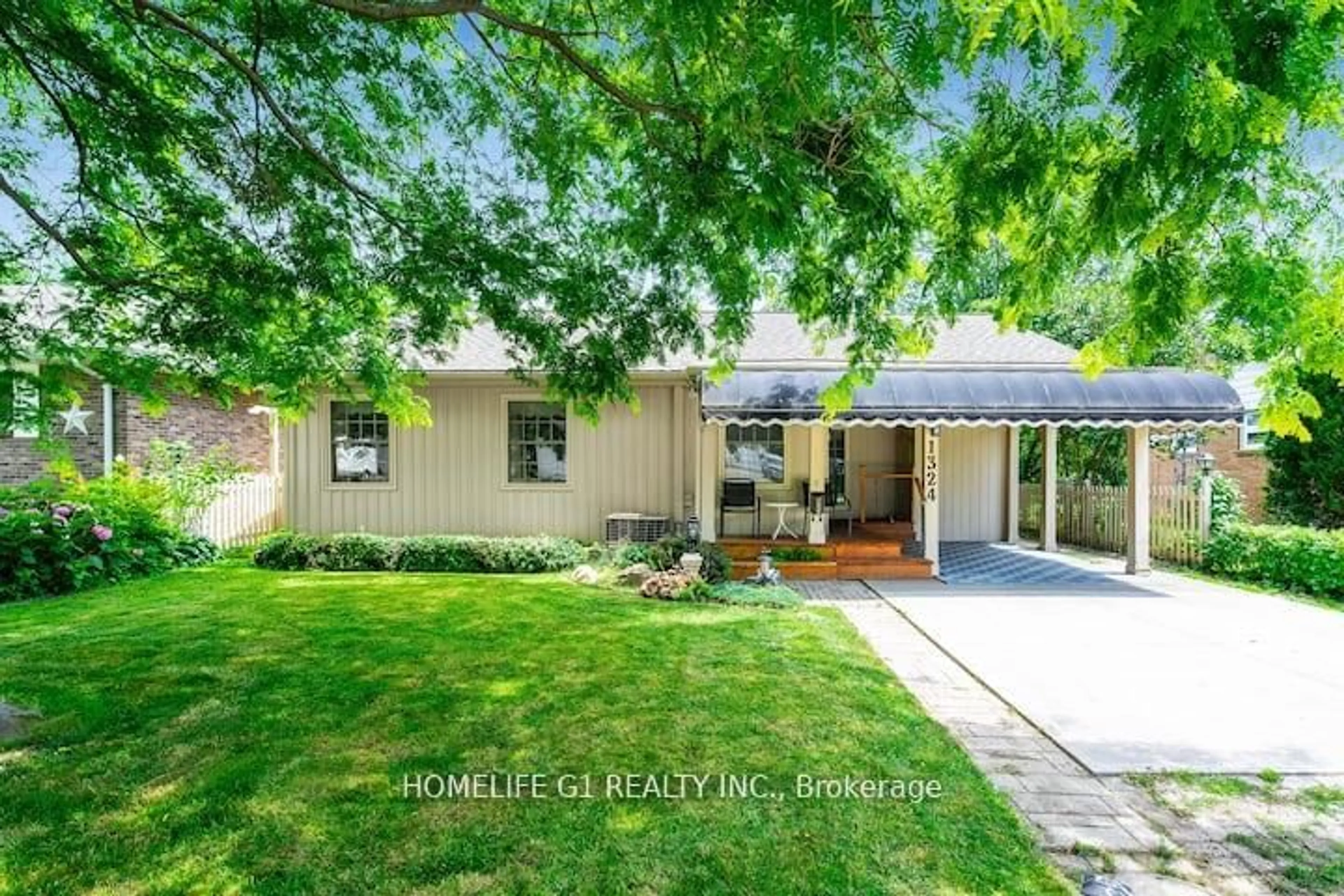 Home with vinyl exterior material, street for 1324 Orchard Blvd, Kingsville Ontario N9T 2R7