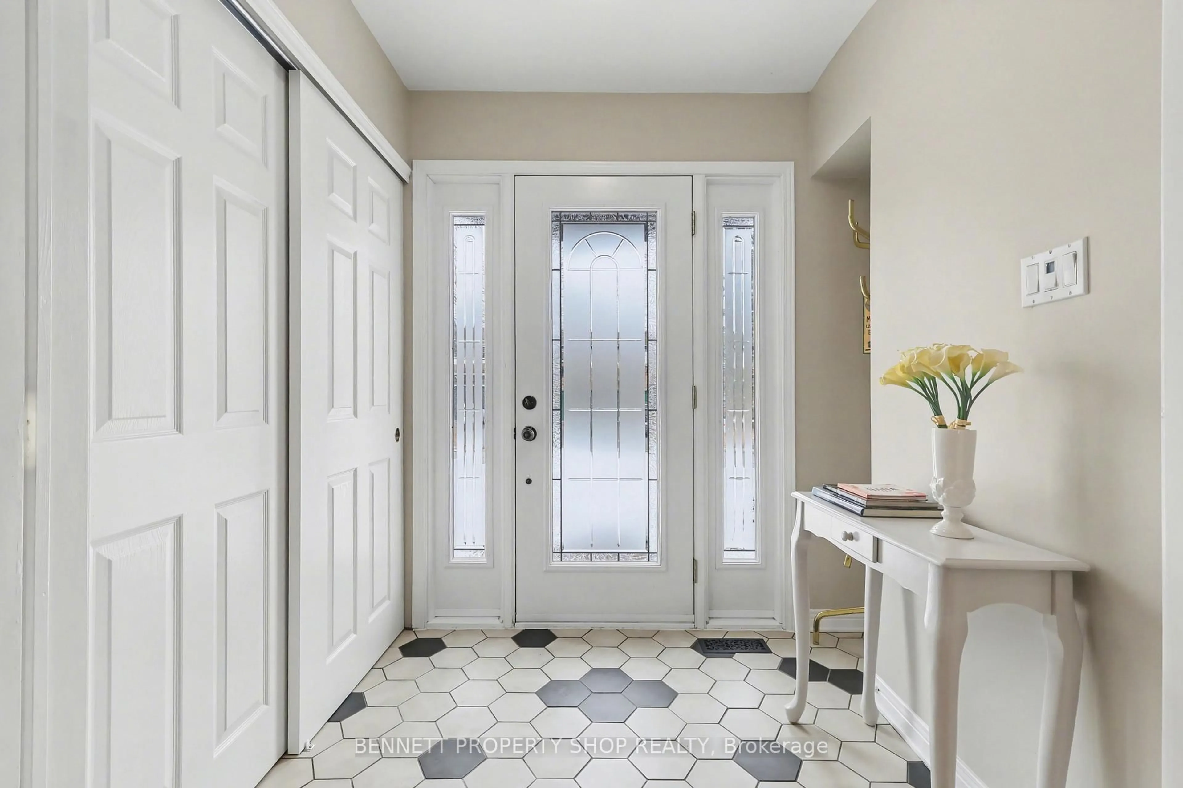 Indoor entryway for 1476 Bourcier Dr, Orleans Ontario K1E 3J8