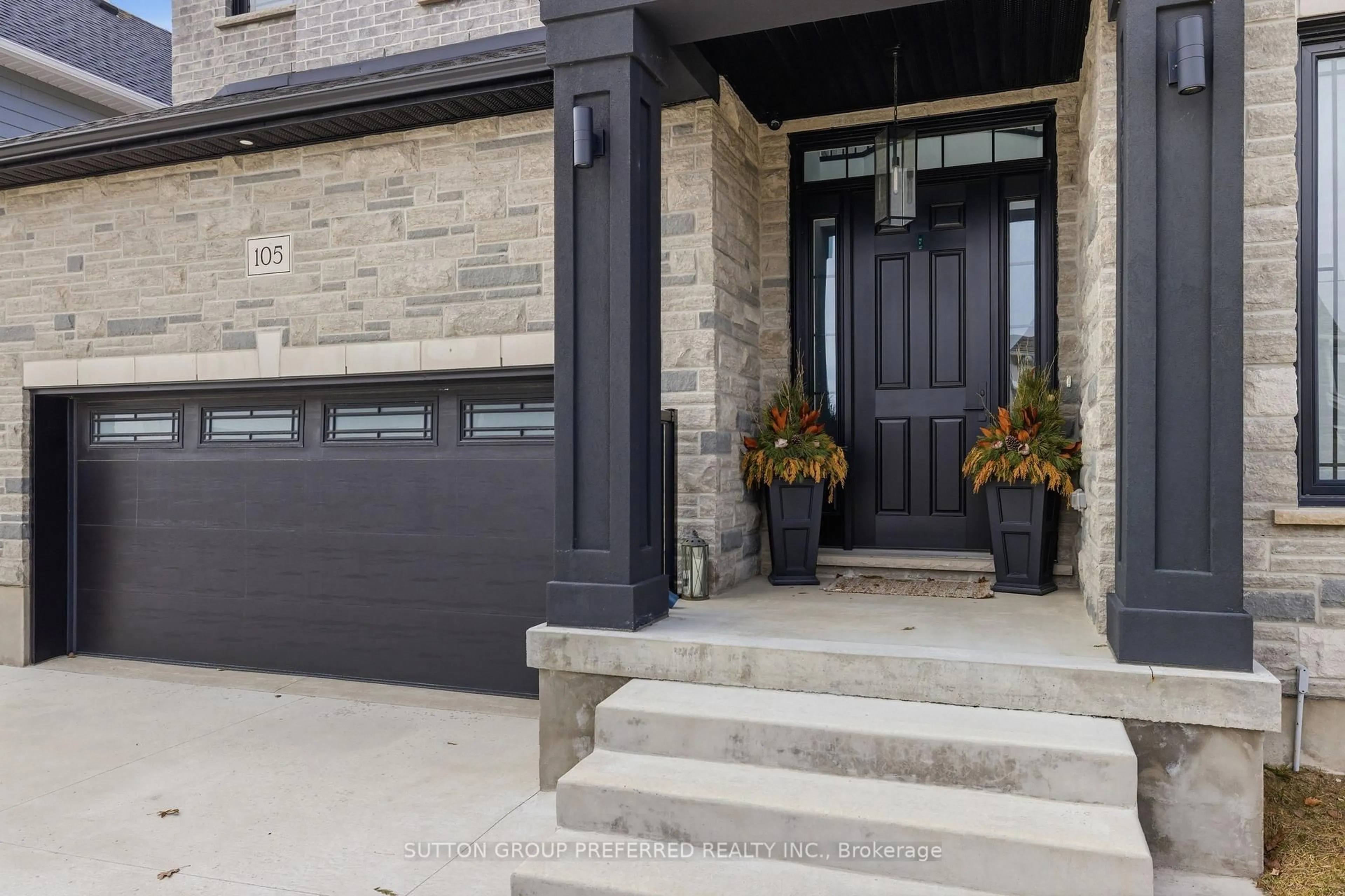 Indoor entryway for 105 Harvest Lane, Thames Centre Ontario N0L 1G2