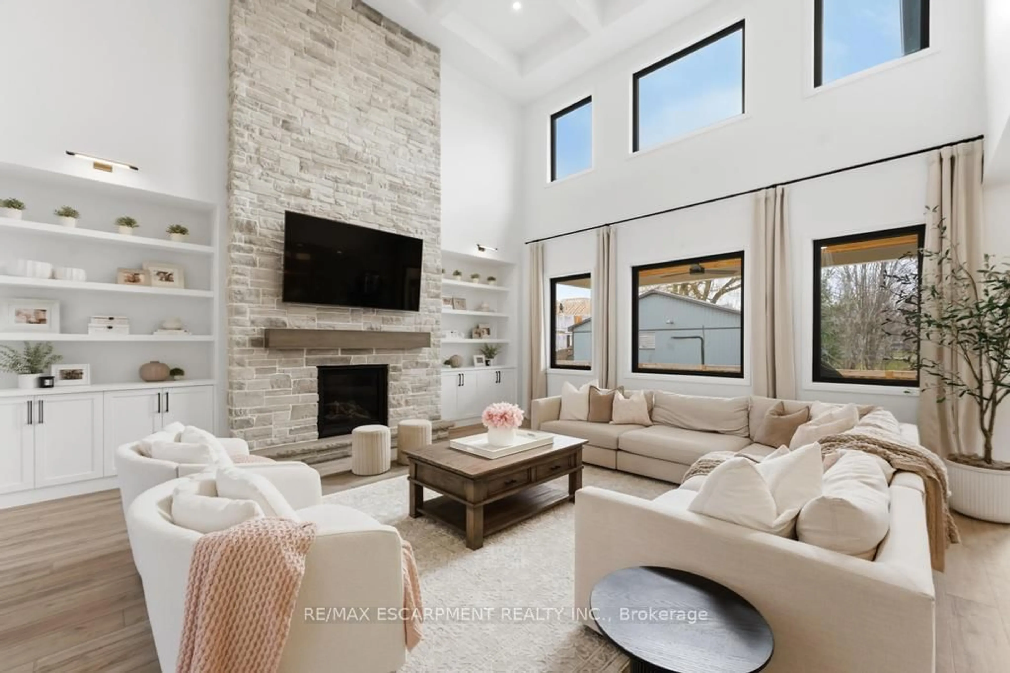 Living room with furniture, ceramic/tile floor for 3634 Vosburgh Pl, Lincoln Ontario L0R 1G0