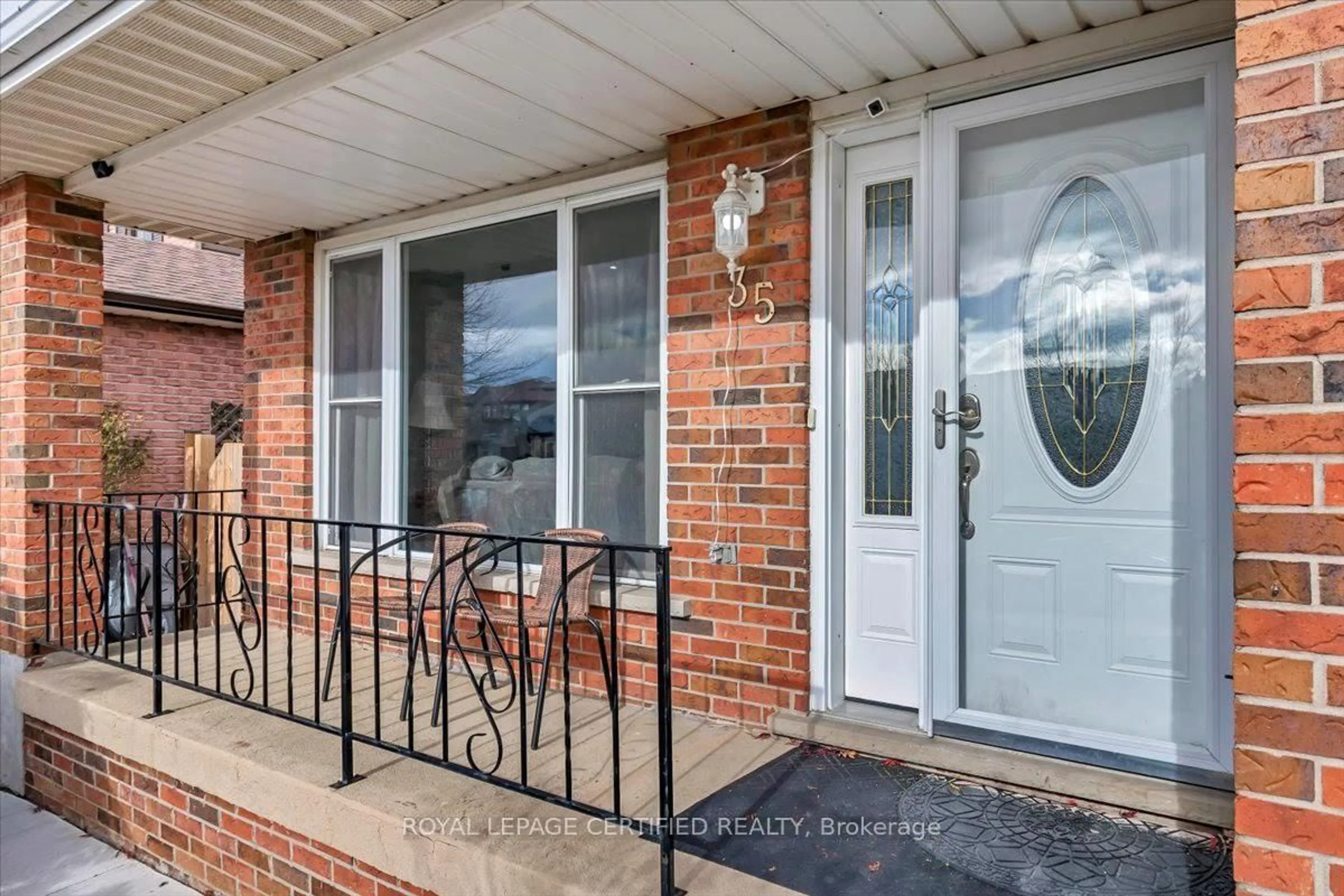 Indoor entryway for 35 Trenholme Cres, Hamilton Ontario L8W 2L4
