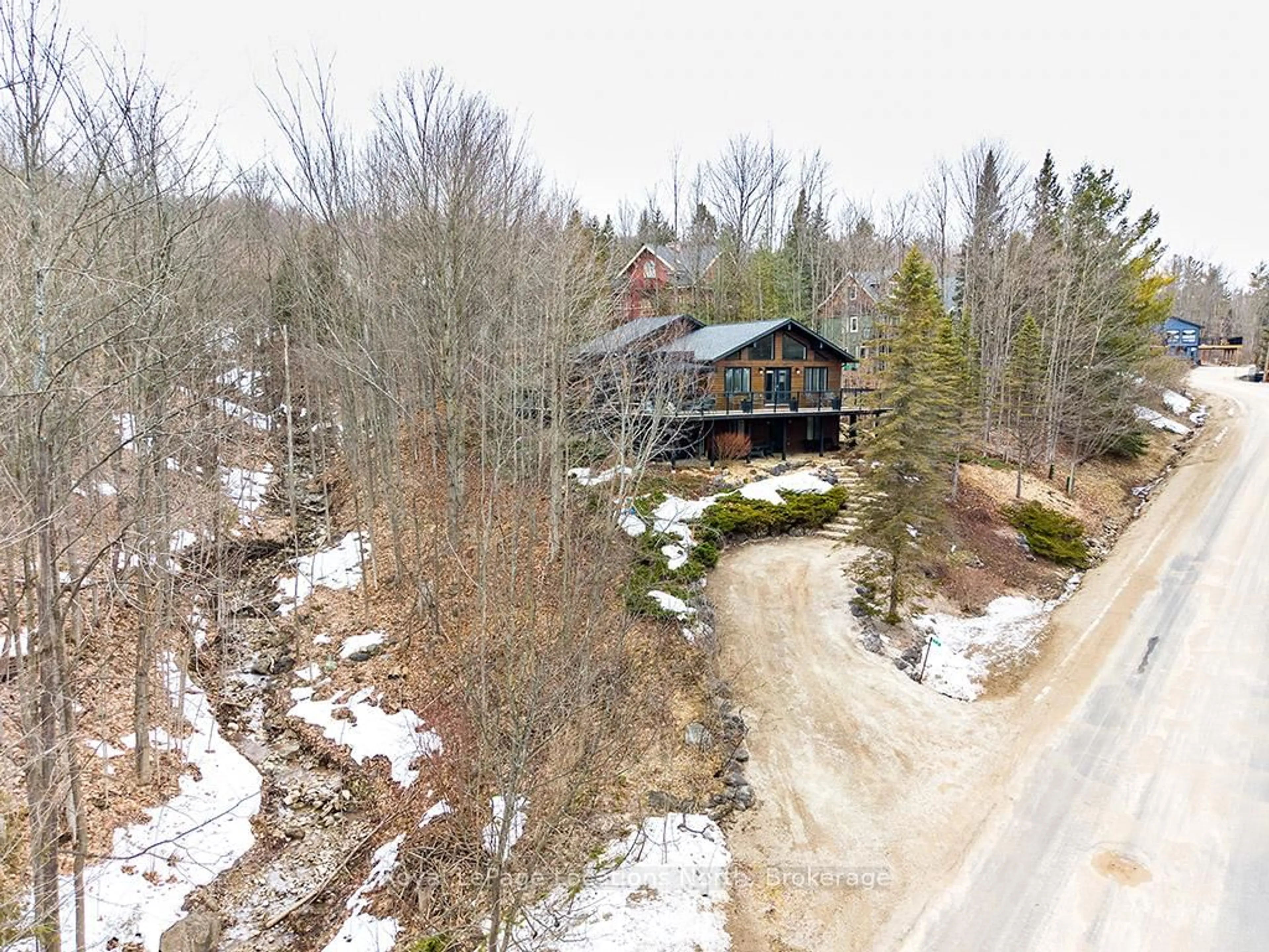 A pic from outside/outdoor area/front of a property/back of a property/a pic from drone, unknown for 112 Amik Crt, Grey Highlands Ontario N0C 1G0