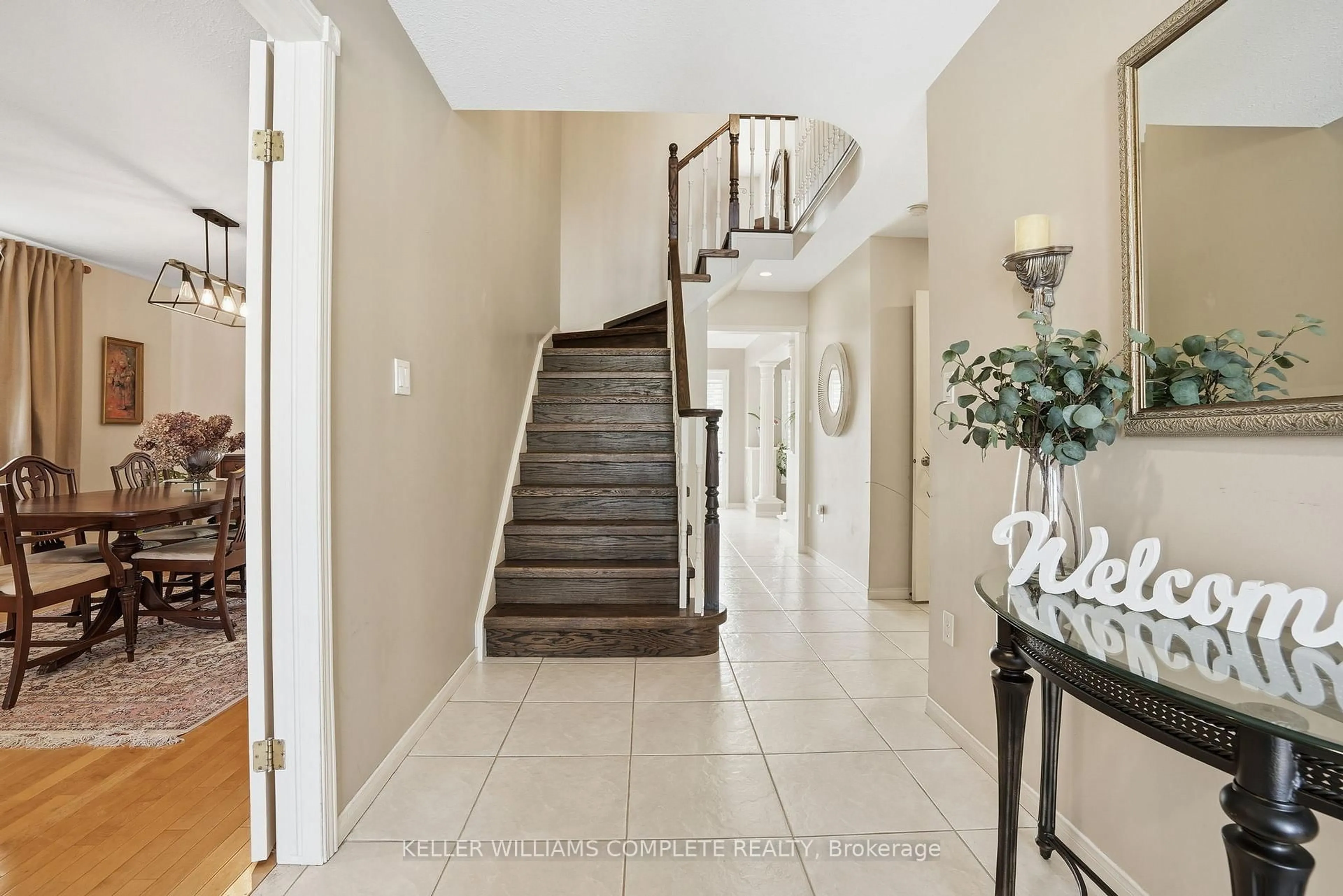 Indoor foyer for 37 Southcreek Dr, Hamilton Ontario L9K 1M2