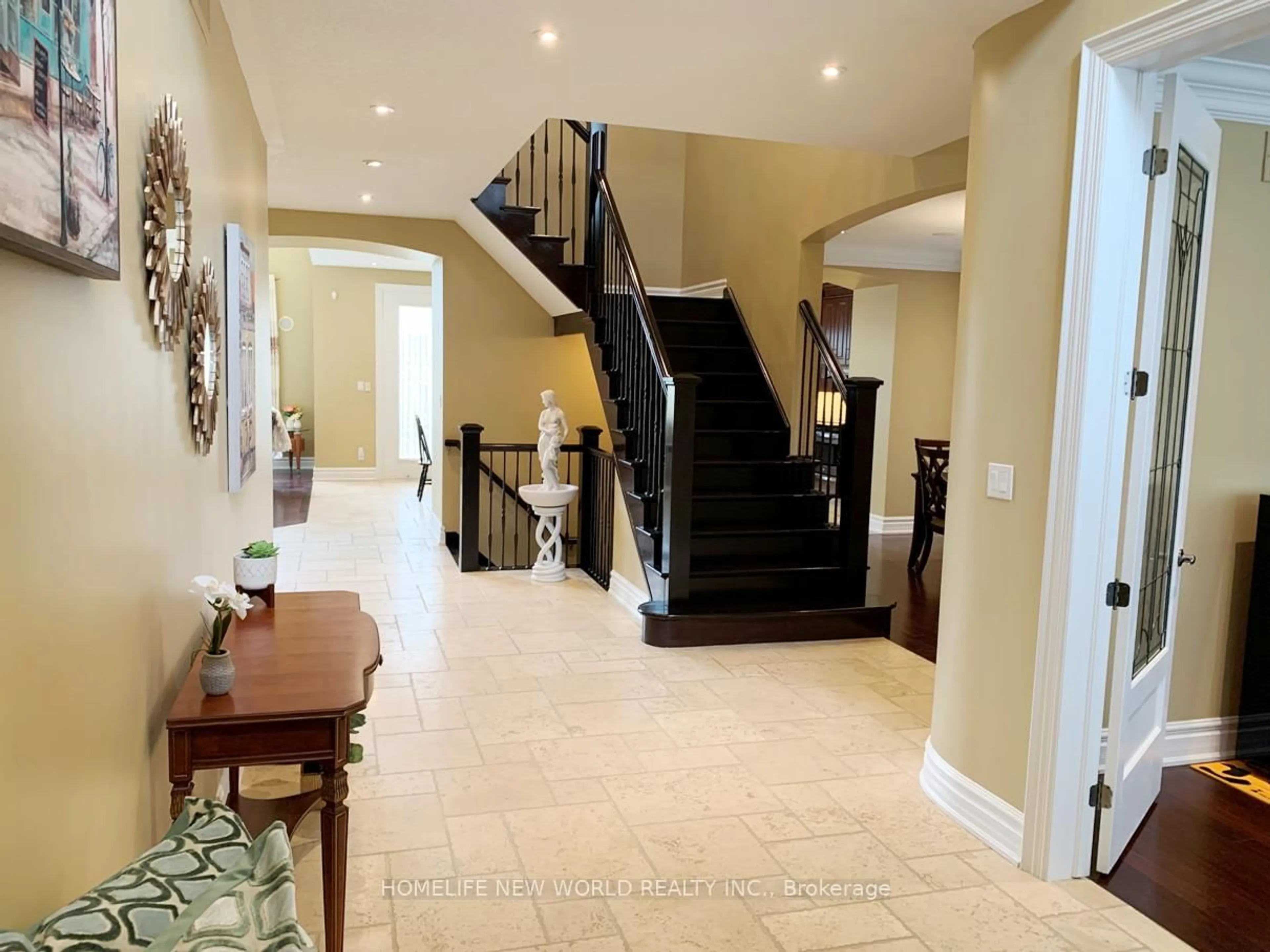Indoor foyer for 106 Paige St, Kitchener Ontario N2K 4P6