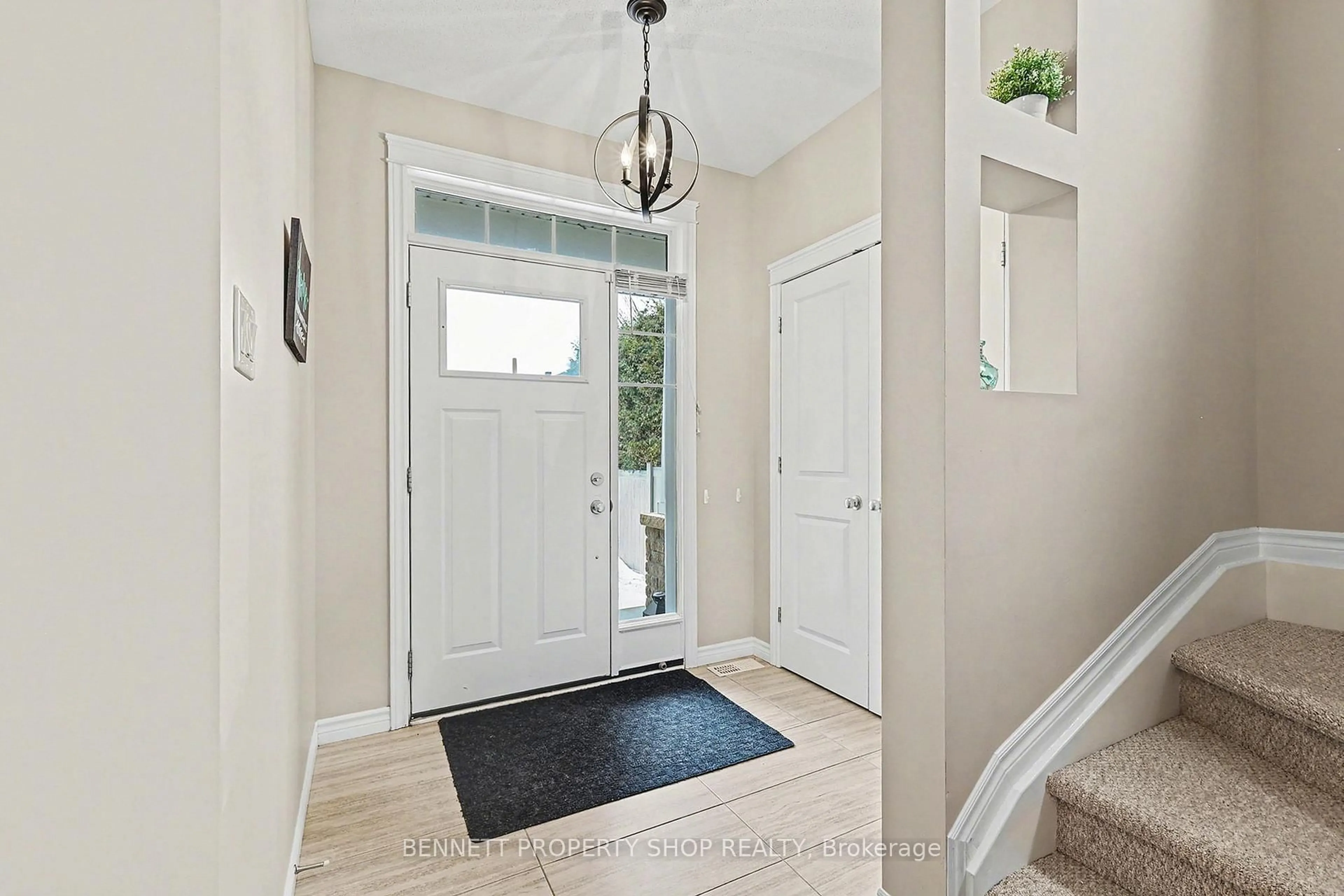 Indoor entryway for 146 Tapadero Ave, Ottawa Ontario K2V 0A7